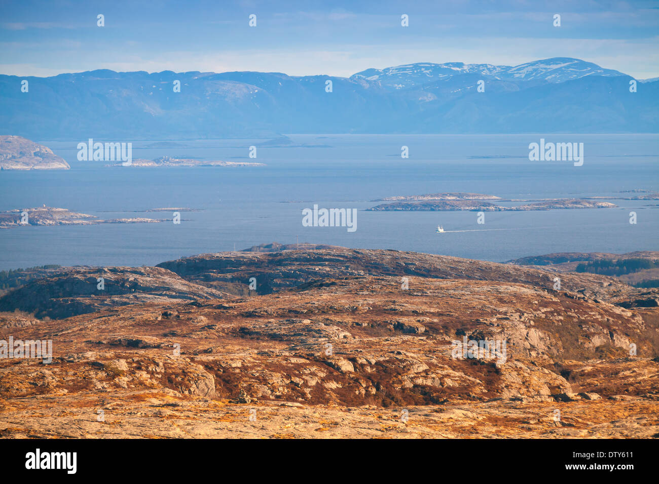 Norwegian Coastal Landscape con acqua di mare e montagne blu Foto Stock