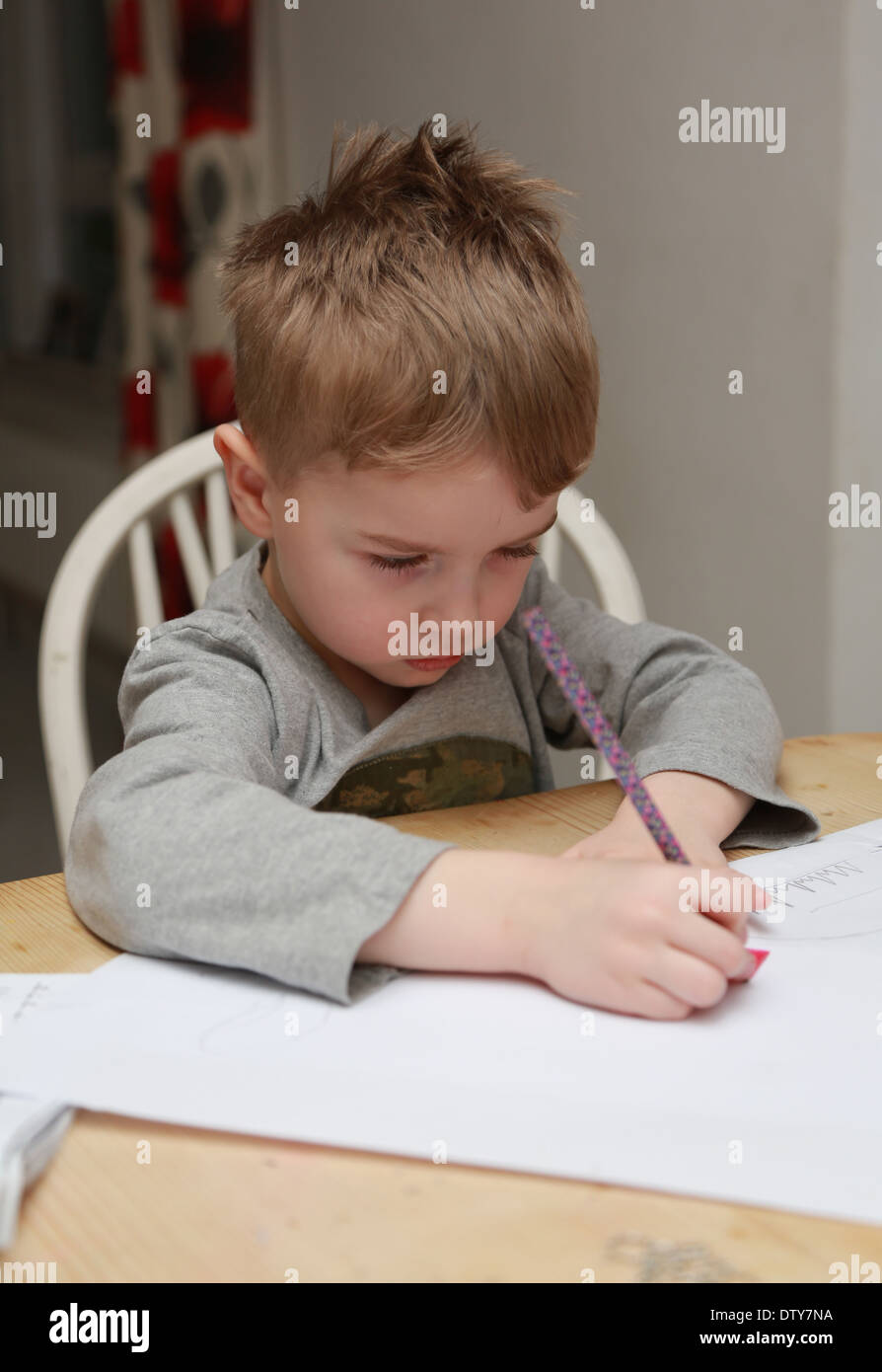 Bambino a fare i compiti a casa. Foto Stock