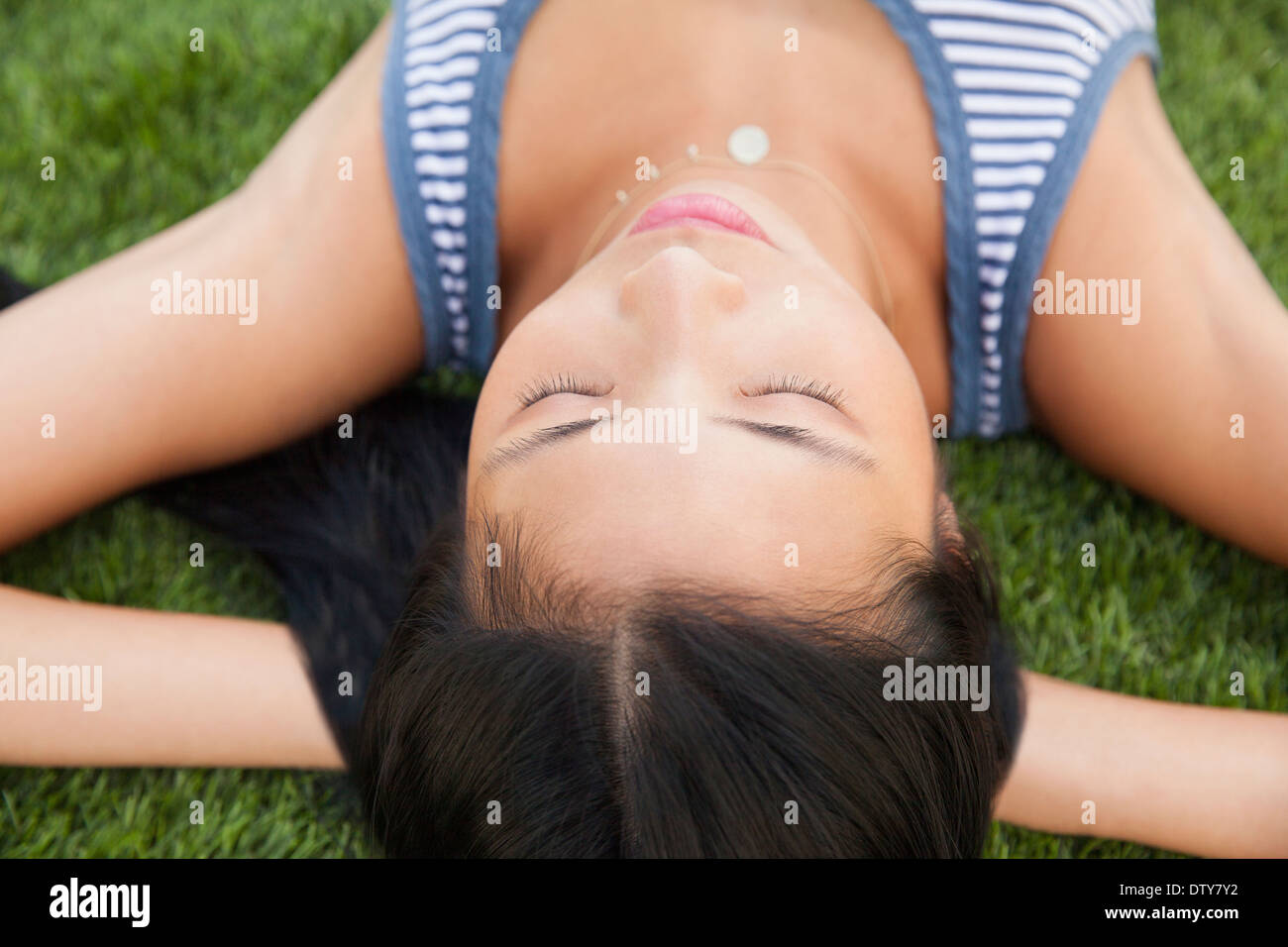 Donna cinese che stabilisce in erba Foto Stock