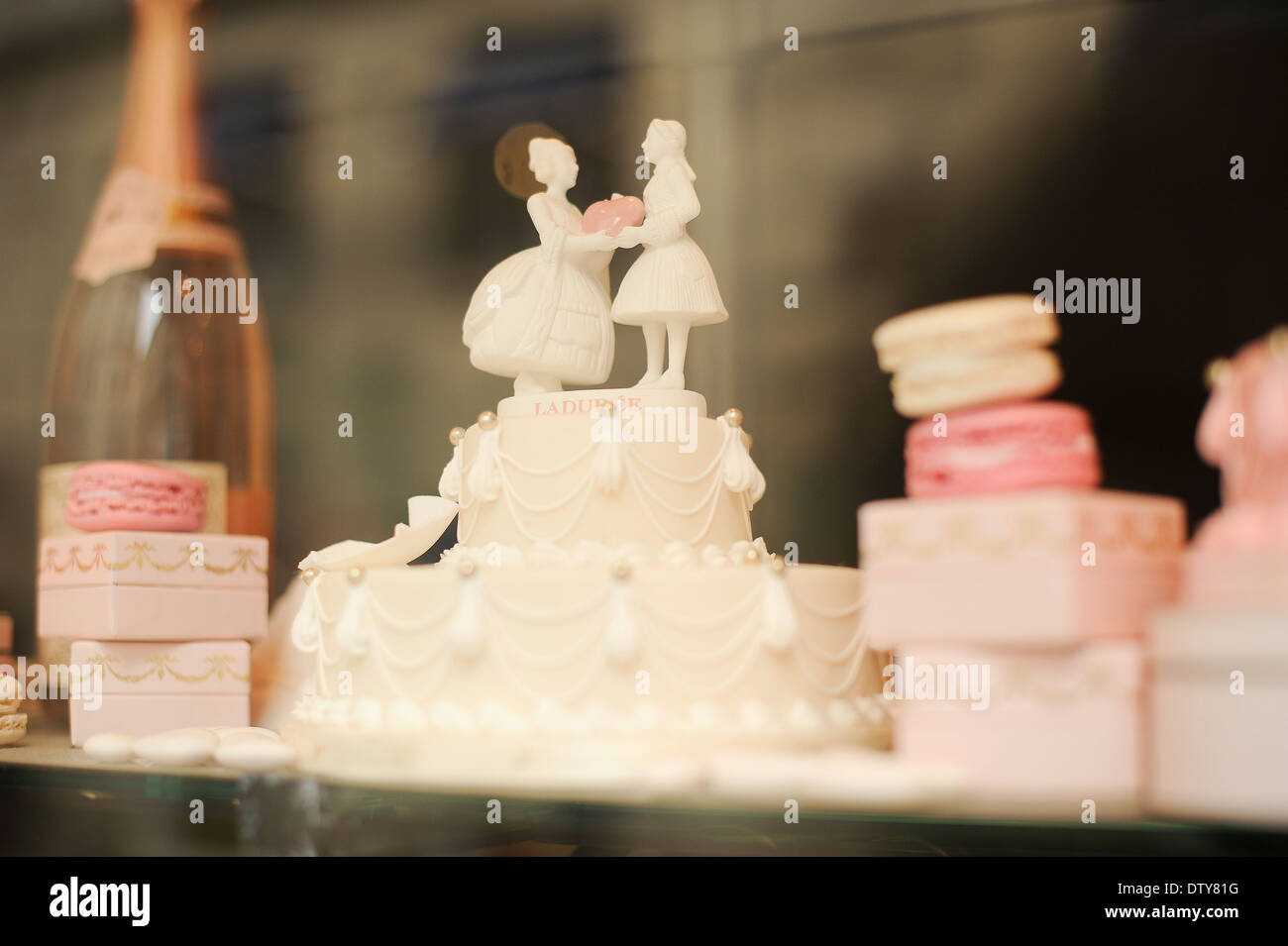 Stile Francese torta di nozze in Boulangerie parigina Foto Stock