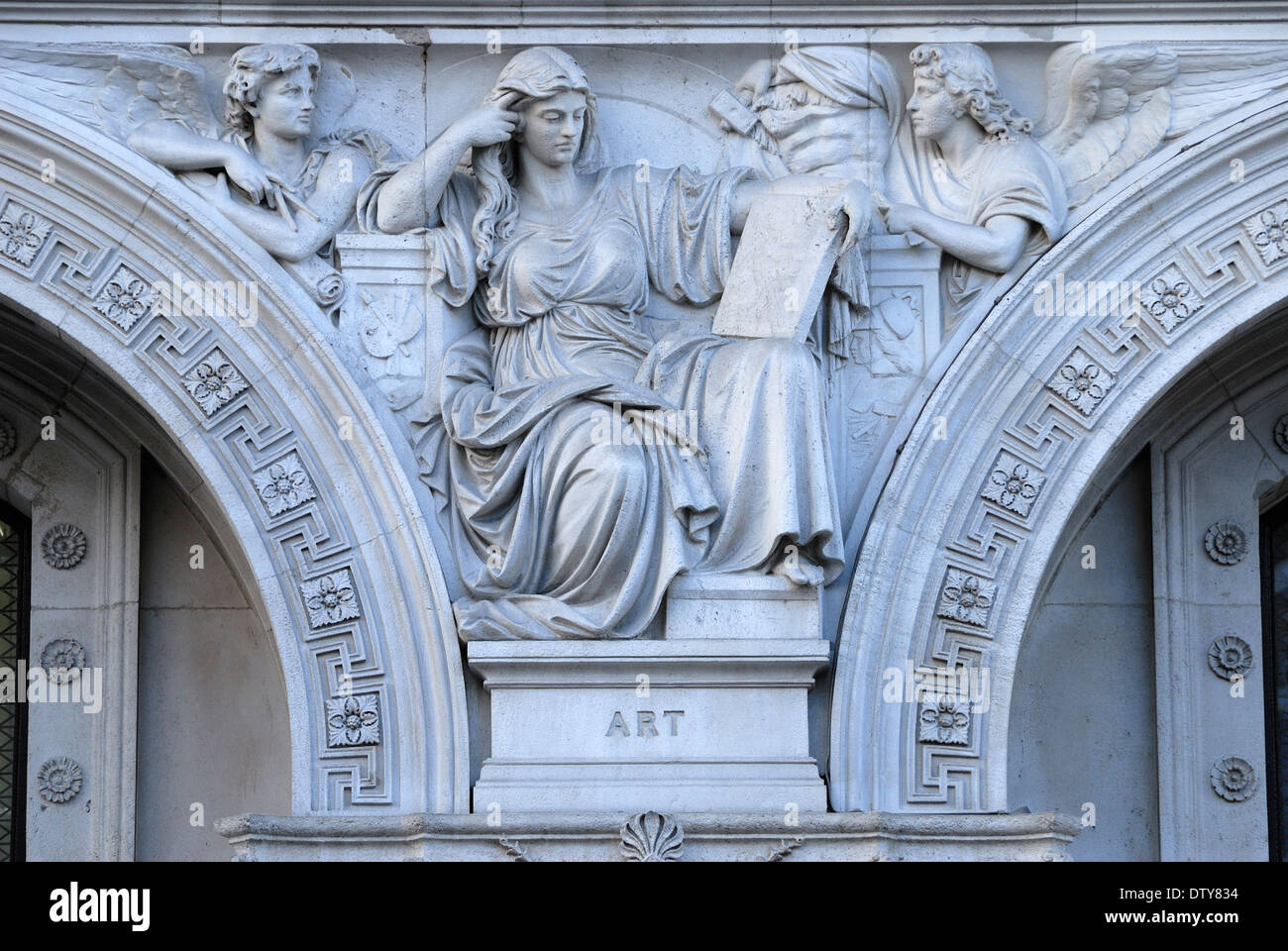 Londra, Inghilterra, Regno Unito. Foreign and Commonwealth Office di Whitehall. Dettaglio della facciata: figure allegoriche che rappresentano l'arte Foto Stock