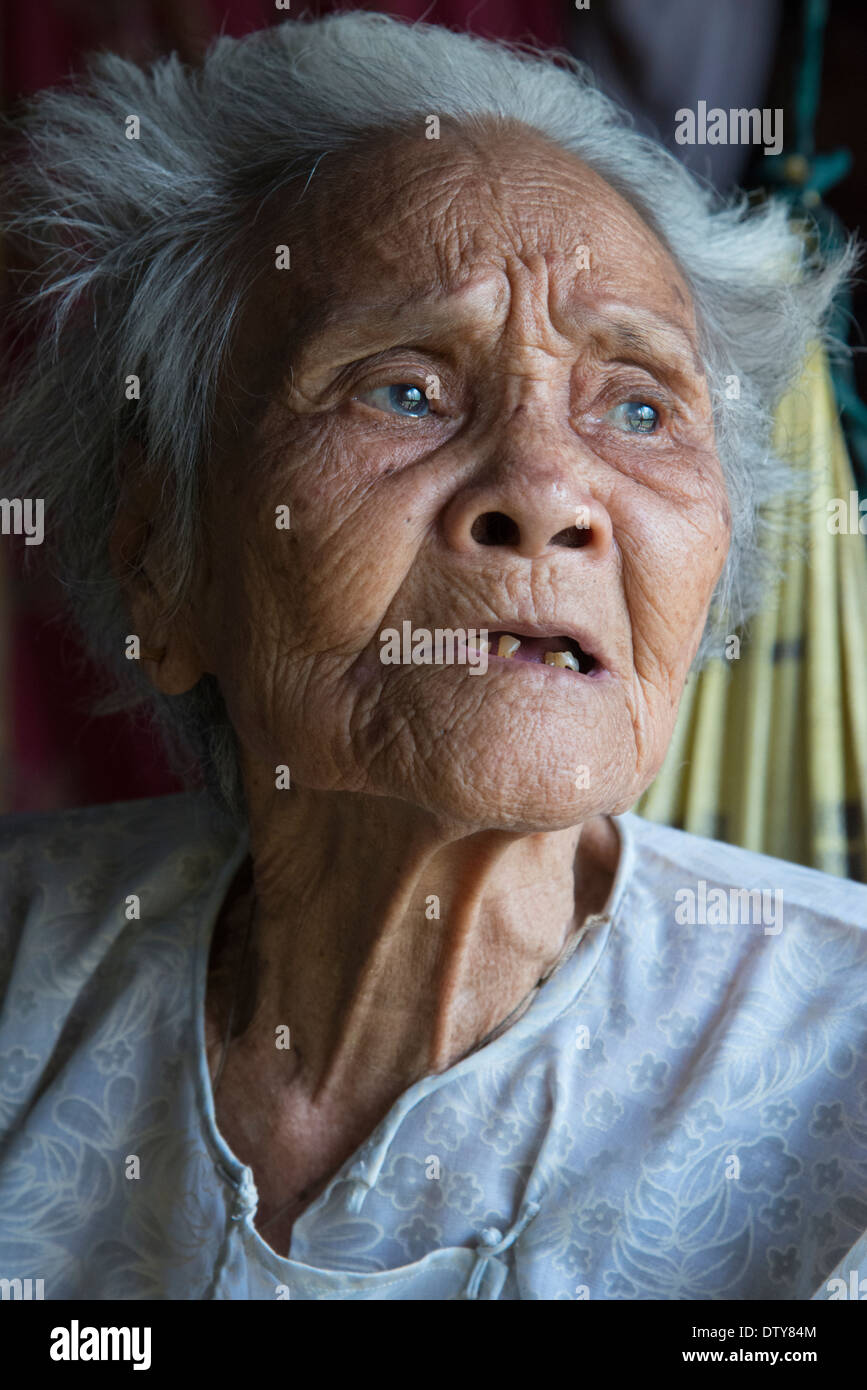 Ritratto di una donna anziana. Divisione Irrawaddyi. Myanmar (Birmania). Foto Stock