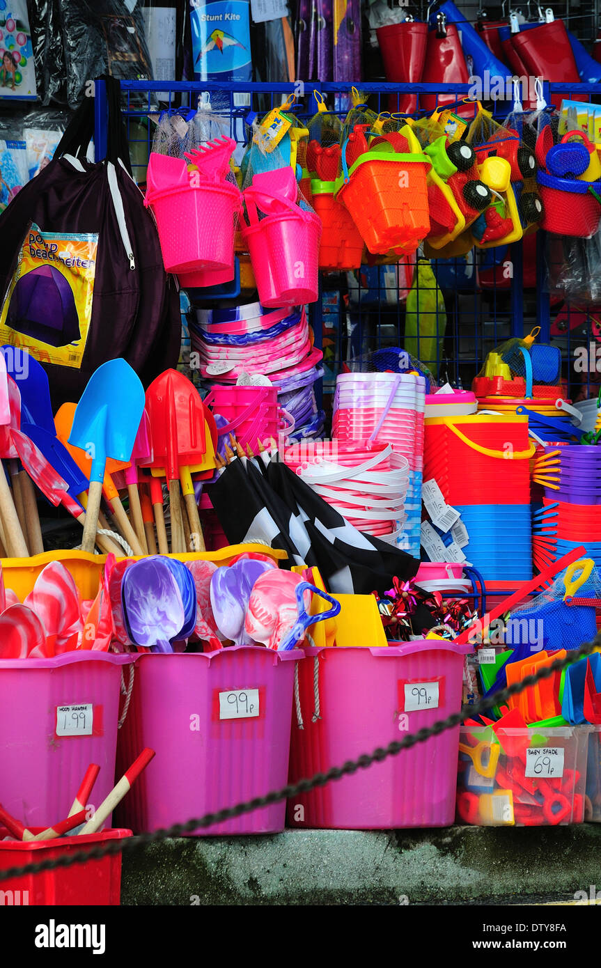 Un display a colori di benne e picche in una spiaggia shop Padstow Cornwall Regno Unito Foto Stock