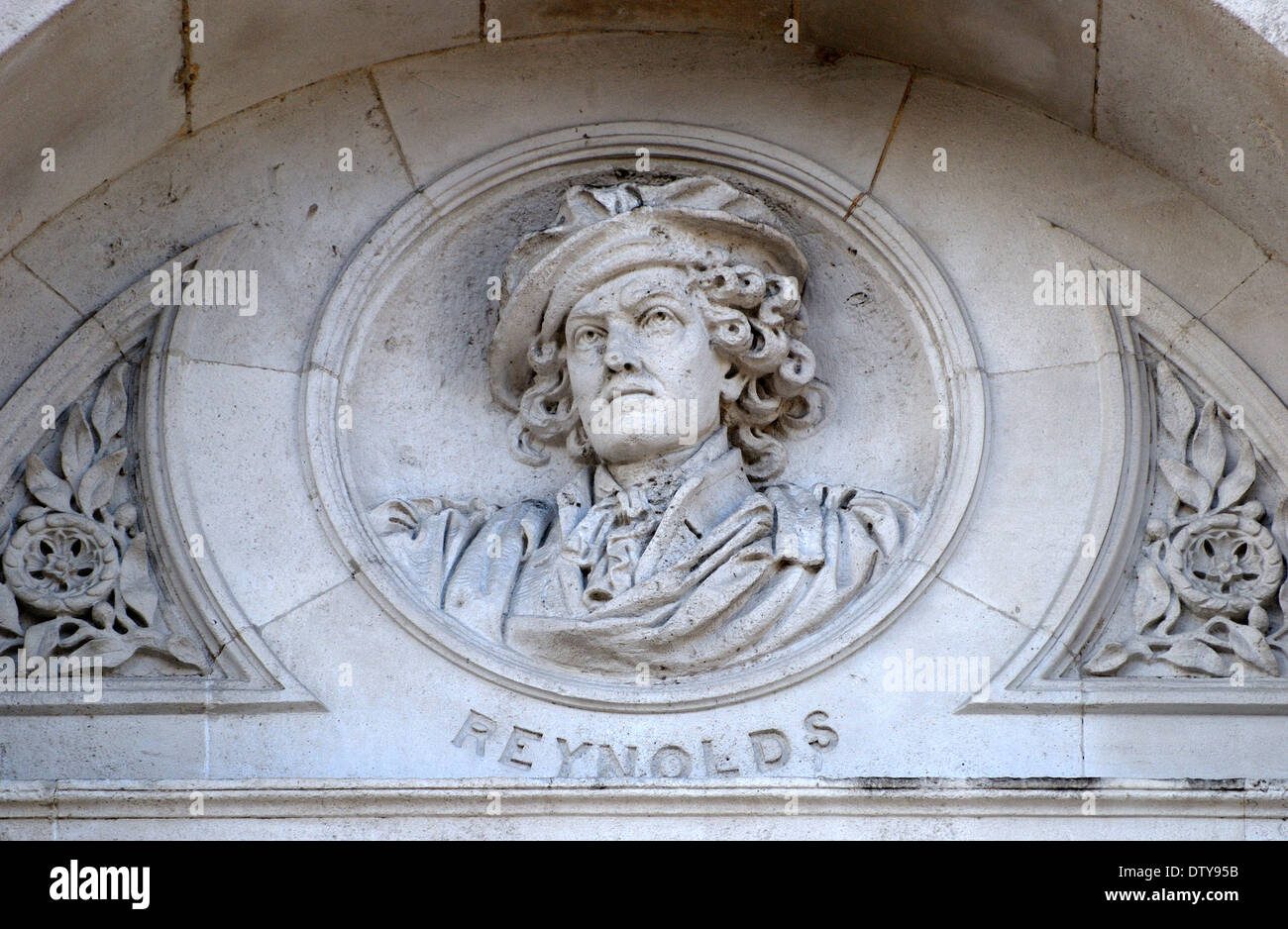 Londra, Inghilterra, Regno Unito. Foreign and Commonwealth Office di Whitehall. Dettaglio della facciata: Busto di Sir Joshua Reynolds (pittore). Foto Stock
