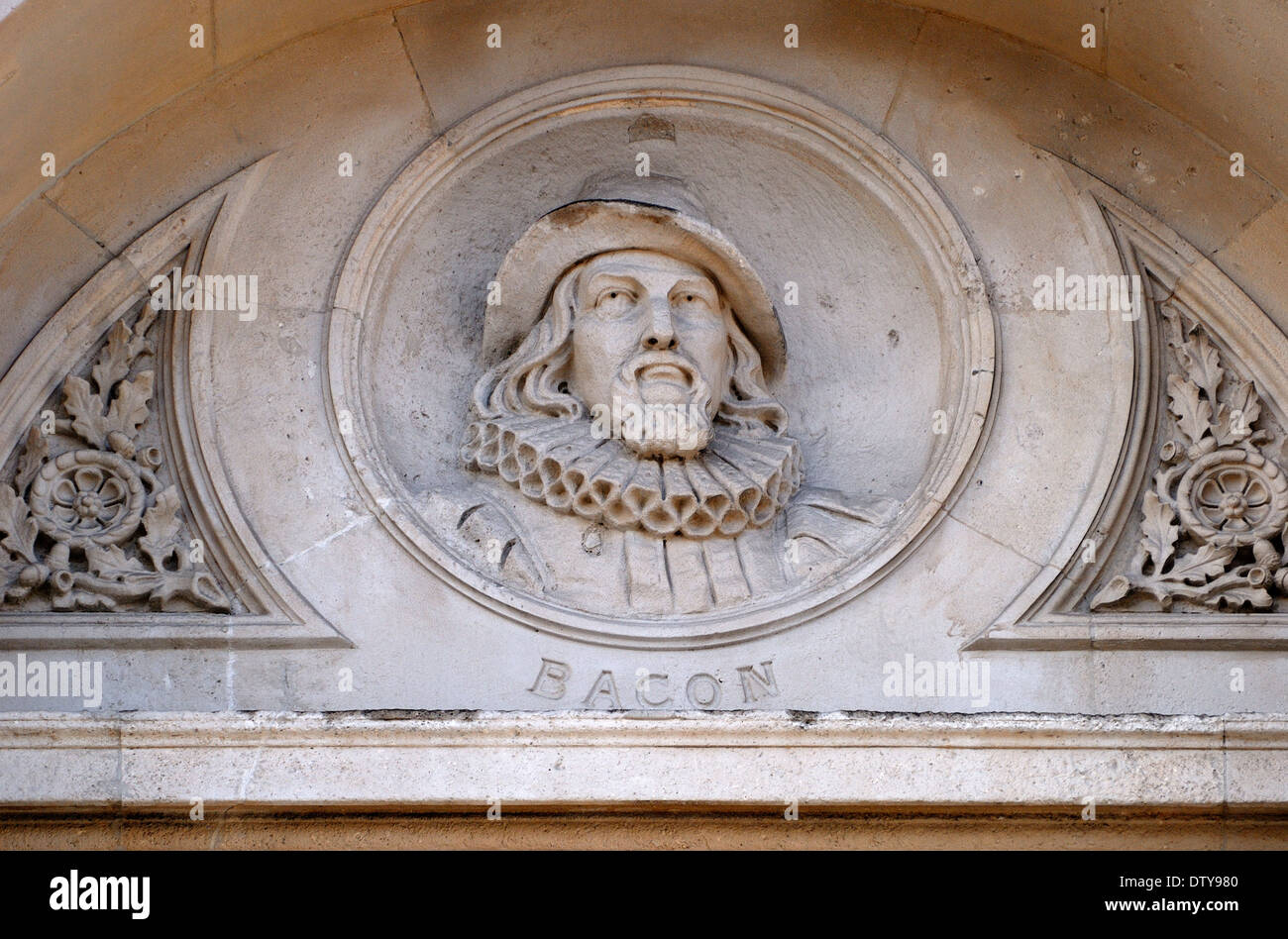 Londra, Inghilterra, Regno Unito. Foreign and Commonwealth Office di Whitehall. Dettaglio della facciata: Busto di Sir Francis Bacon Foto Stock