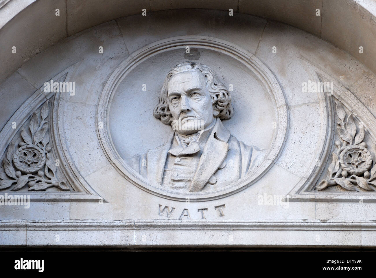Londra, Inghilterra, Regno Unito. Foreign and Commonwealth Office di Whitehall. Dettaglio della facciata: Busto di James Watt (scozzese inventore) Foto Stock
