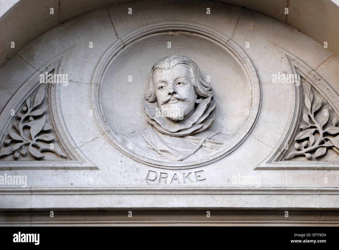 Londra, Inghilterra, Regno Unito. Foreign and Commonwealth Office di Whitehall. Dettaglio della facciata: Busto di Sir Francis Drake Foto Stock