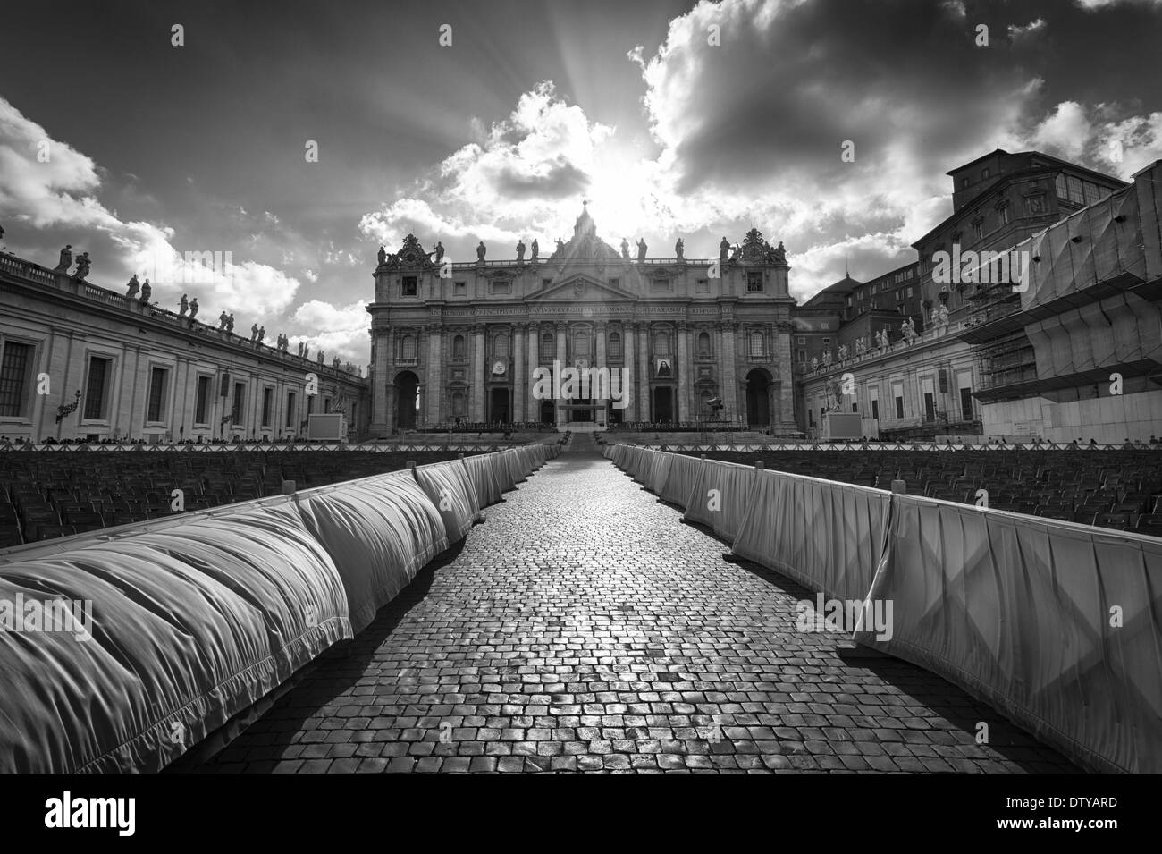 Città del Vaticano, Roma, Italia - 11 Maggio 2013: la Basilica di San Pietro prima dell Angelus (in attesa per i credenti). Foto Stock