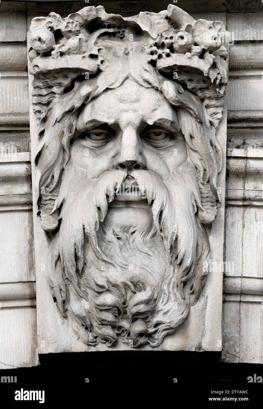 Londra, Inghilterra, Regno Unito. La Somerset House - scolpita in pietra faccia sulla facciata sud, di fronte al fiume Foto Stock