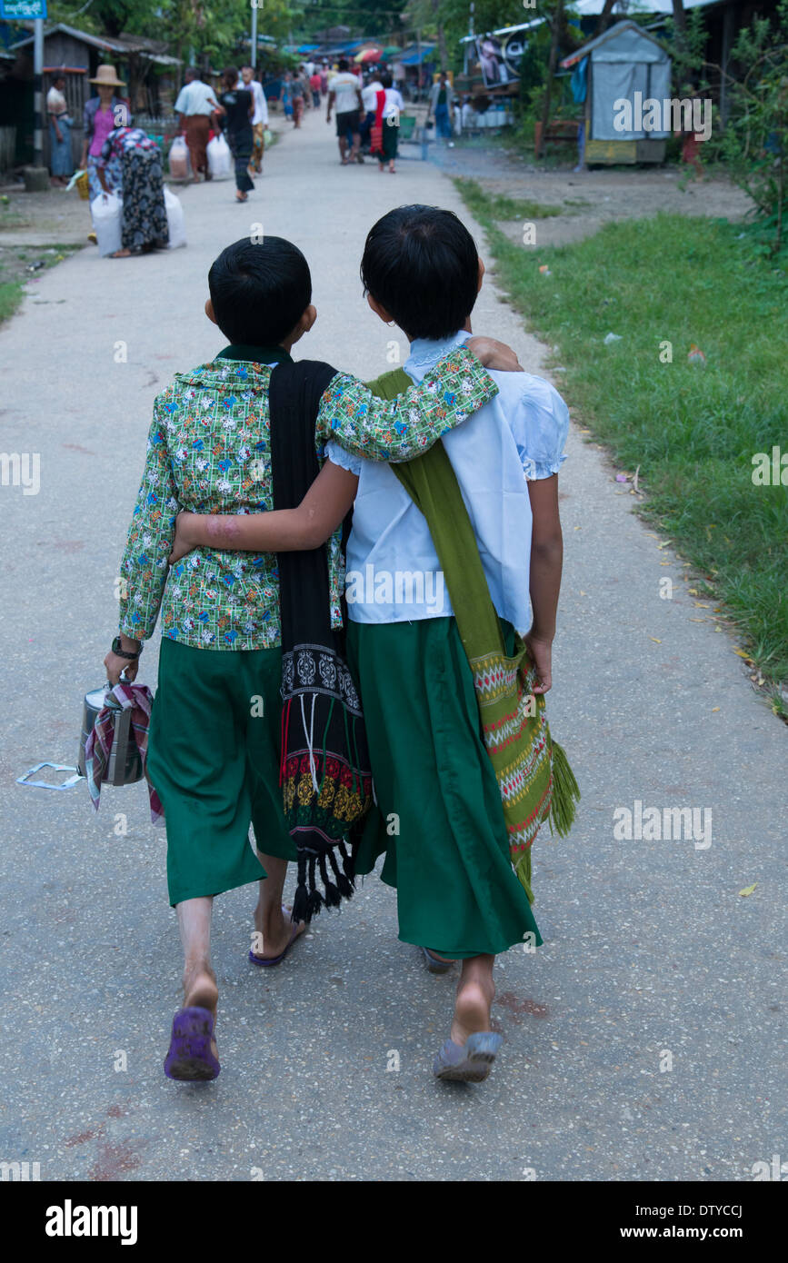 Studentesse sul loro modo di scuola. Divisione Irrawaddy. Myanmar (Birmania). Foto Stock
