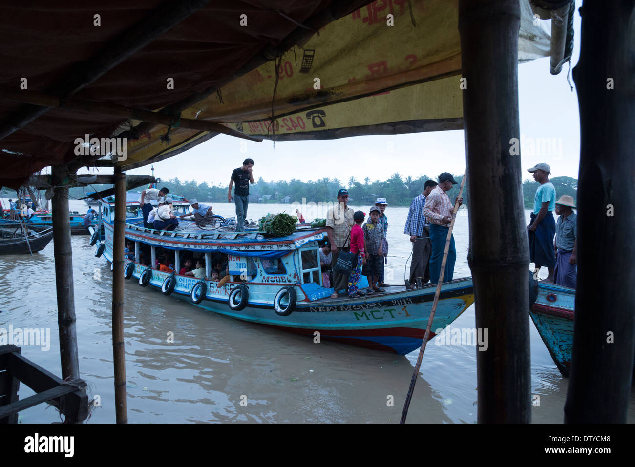 Attività del porto. Wakama. Divisione Irrawaddyi. Myanmar (Birmania). Foto Stock