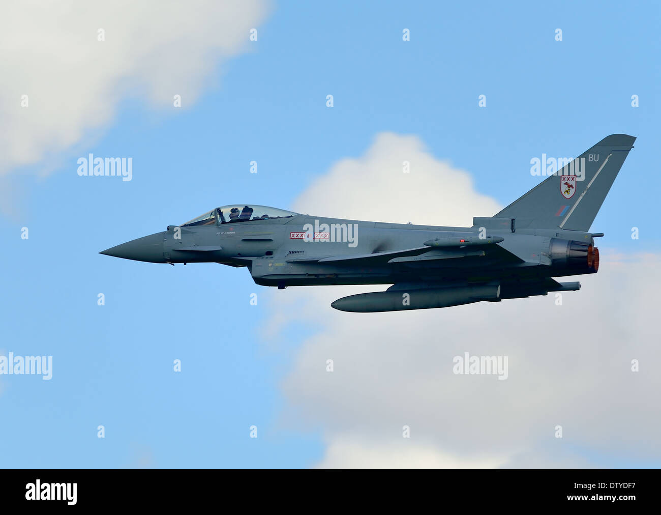 RAF Eurofighter Typhoon FGR4 jet volare a Duxford Air show UK 2013 Foto Stock