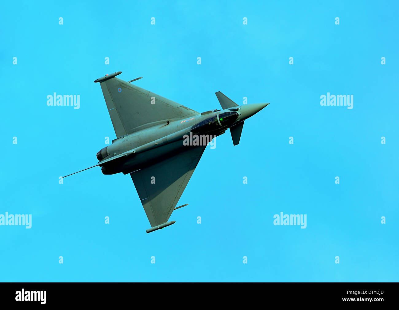 RAF Eurofighter Typhoon FGR4 jet volare a Duxford Air show UK 2013 Foto Stock