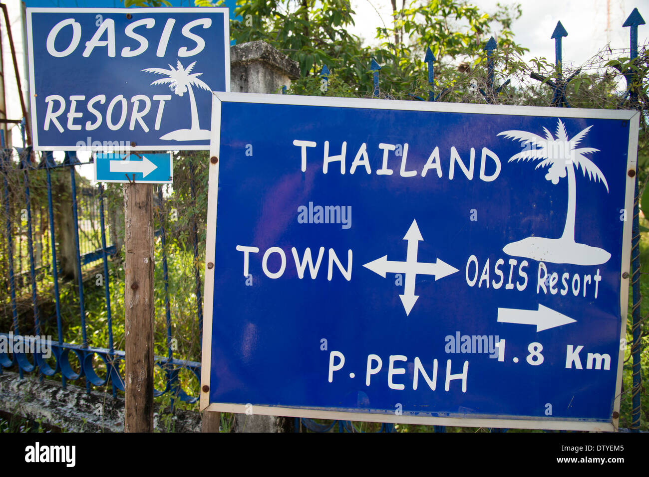 Un cartello stradale in Thailandia a bordo. Koh Kong. Cambogia. Foto Stock