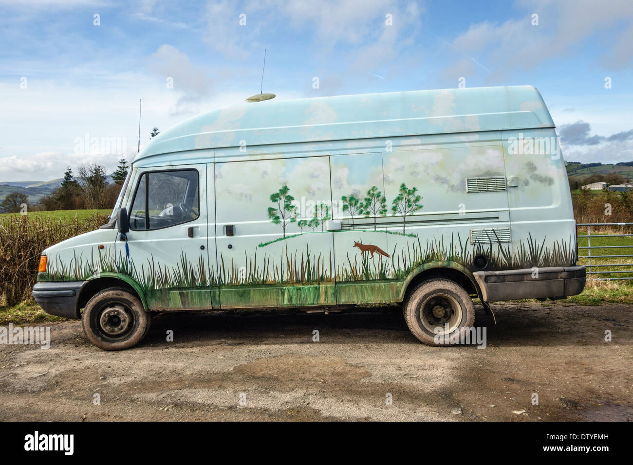 Un vecchio van Ford Transit dipinto con scene rurali e. Parcheggiato in mezzo alla campagna (Regno Unito) Foto Stock