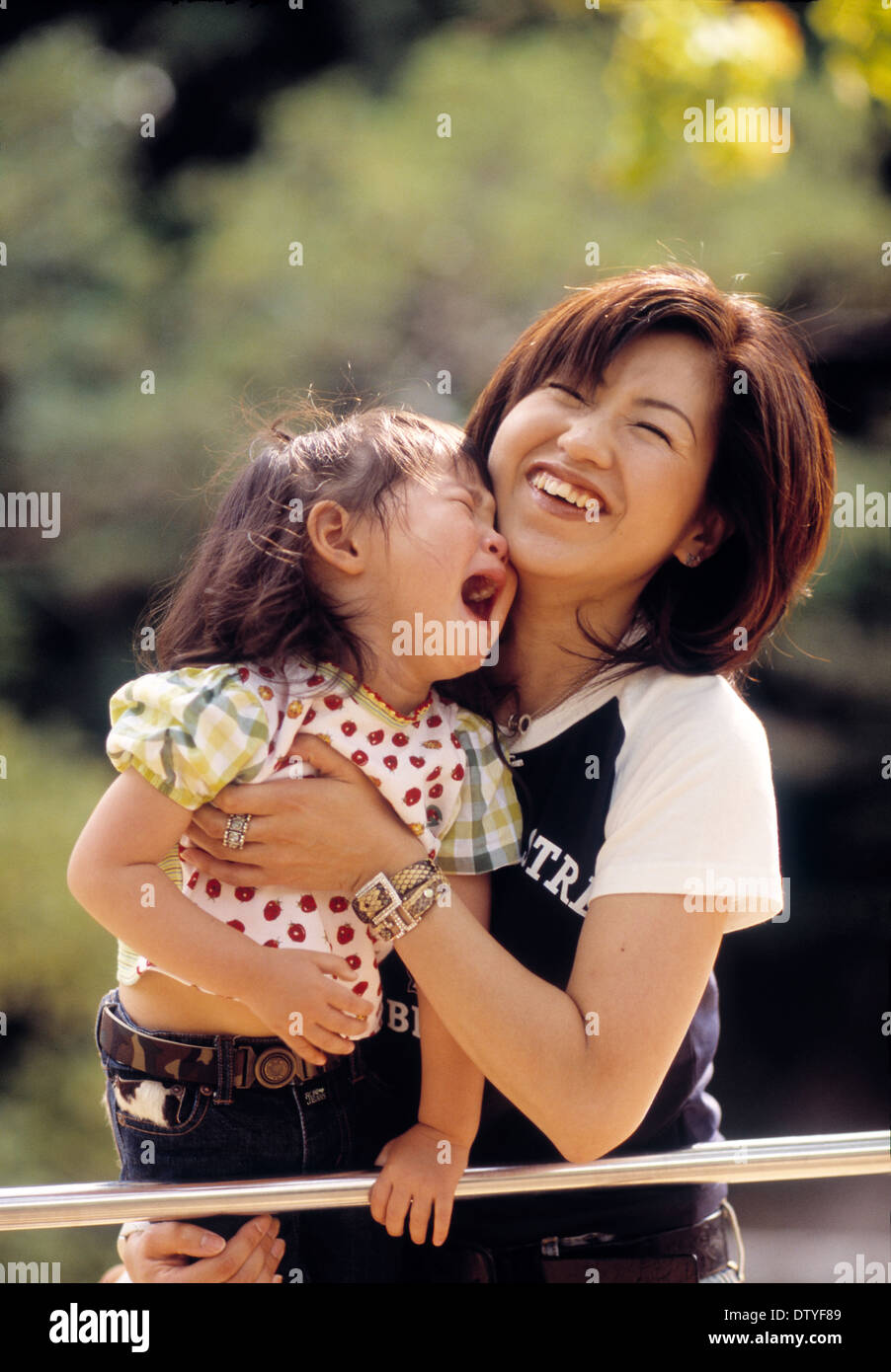 Giapponese madre e figlia presso il parco Foto Stock