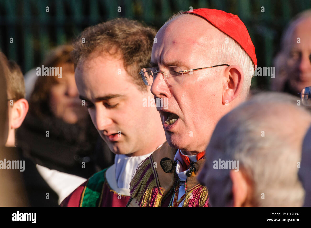 Primate di Irlanda, il Cardinale Sean Brady offre una piscina esterna di massa. Foto Stock