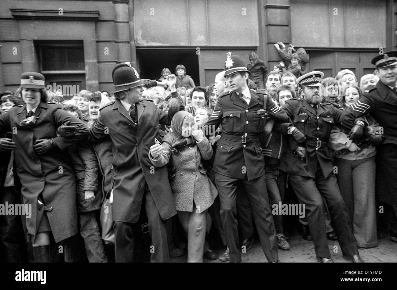 La polizia tenere indietro la folla al primo aspetto di espulsioni di Peter Sutcliffe, Yorkshire Ripper, PONTYPRIDD MAGISTRATES COURT 1981 Foto Stock