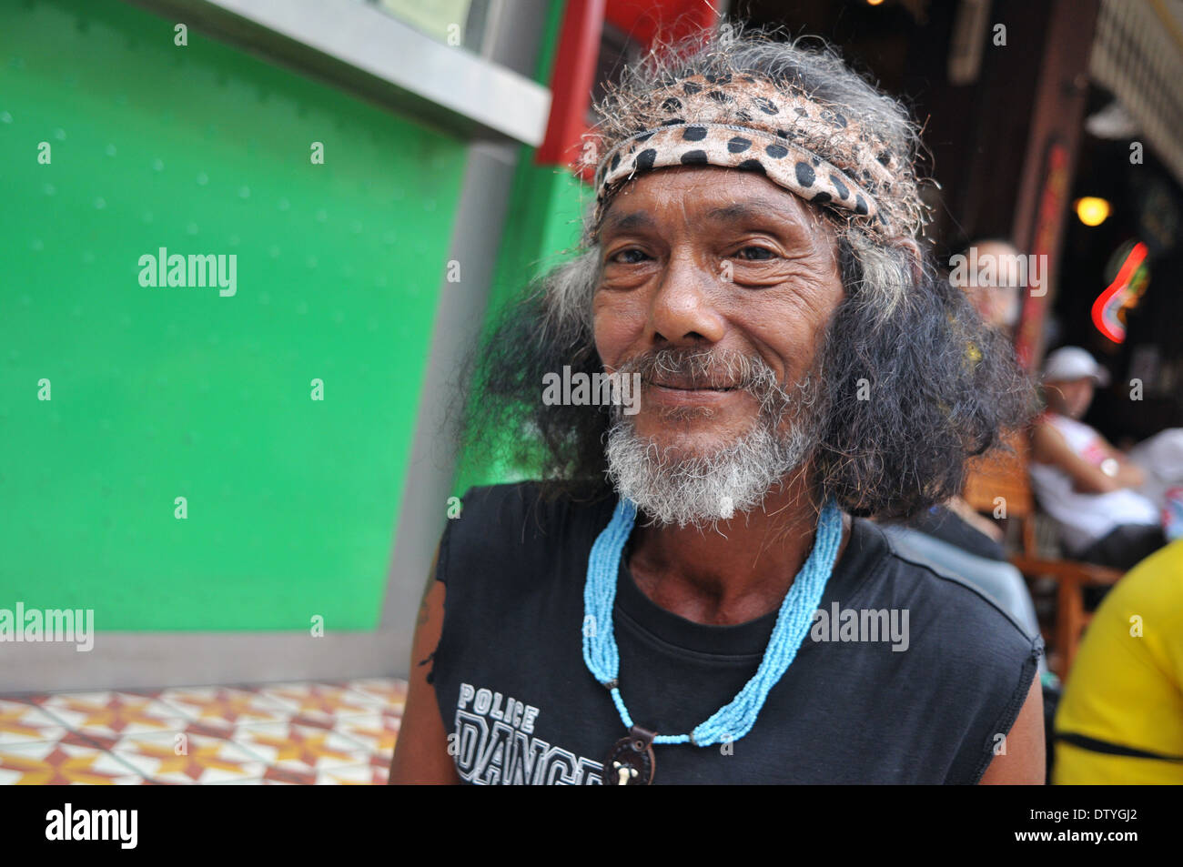 Un uomo sulla Khaosan Road di Bangkok, Tailandia. Foto Stock