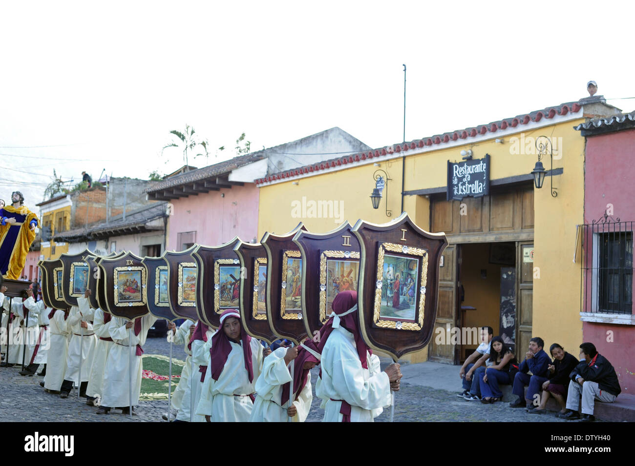 Processione durante la Semana Santa (Pasqua) in Antigua, Guatemala. Foto Stock