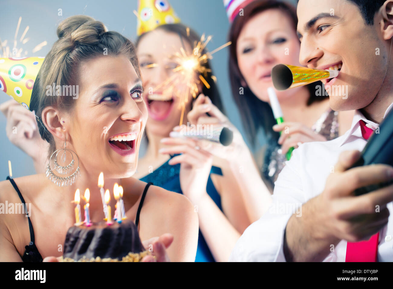 Partito popolare in bar festeggia il compleanno con torta Foto Stock