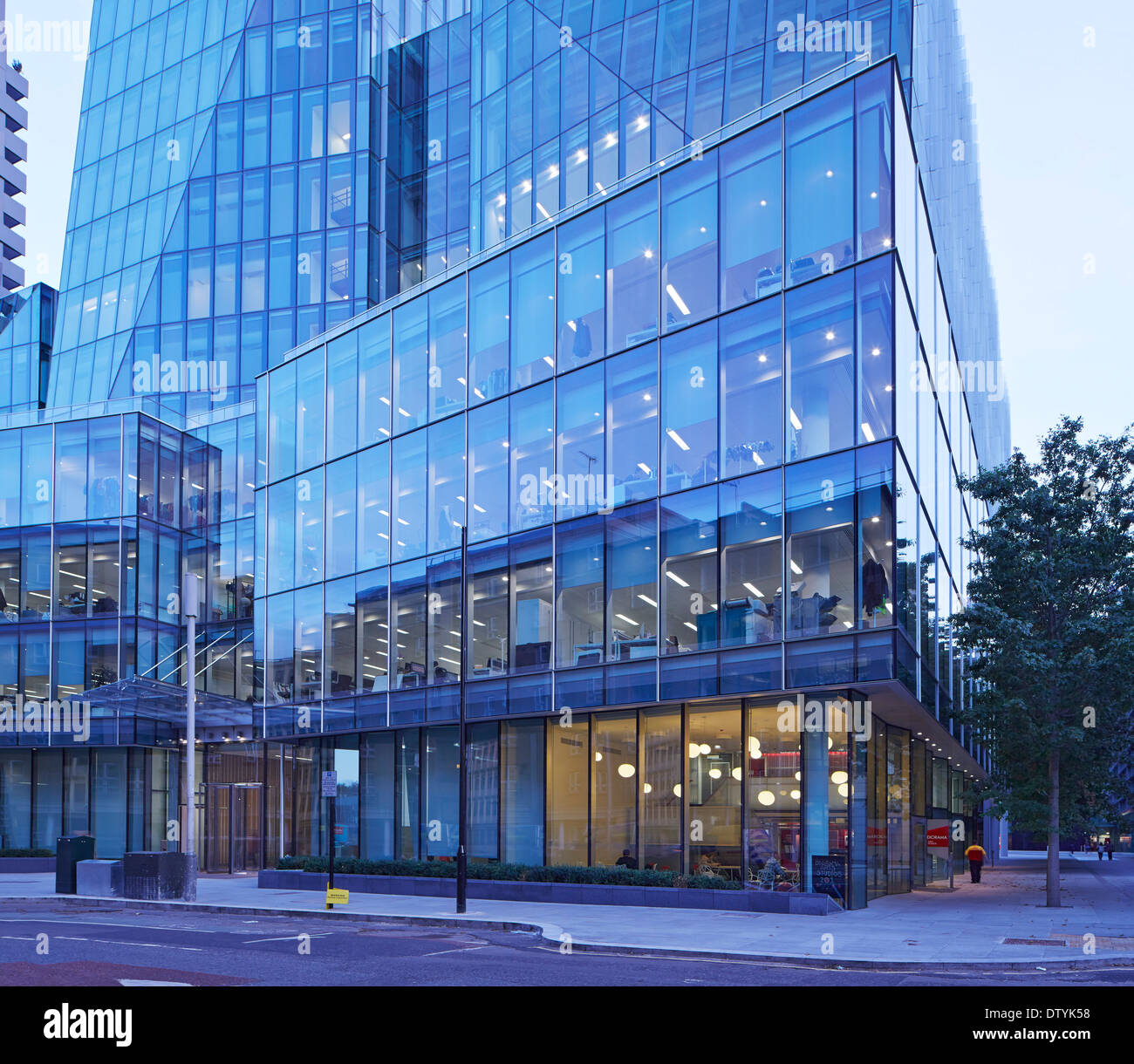 10 Brock Street, Londra, Regno Unito. Architetto: Wilkinson Eyre Architects, 2013. Vista attraverso da Longford Street al crepuscolo. Foto Stock