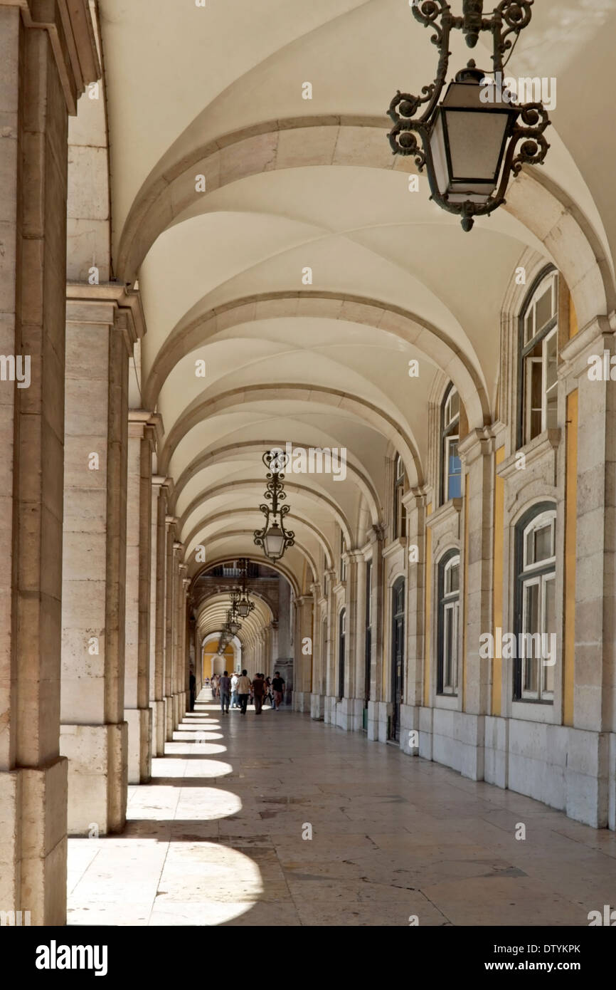 Uno dei 3 gallerie che circonda Praça do Comercio o in inglese "Piazza del commercio' in Lisbona, quartiere Baixa, Portogallo. Foto Stock