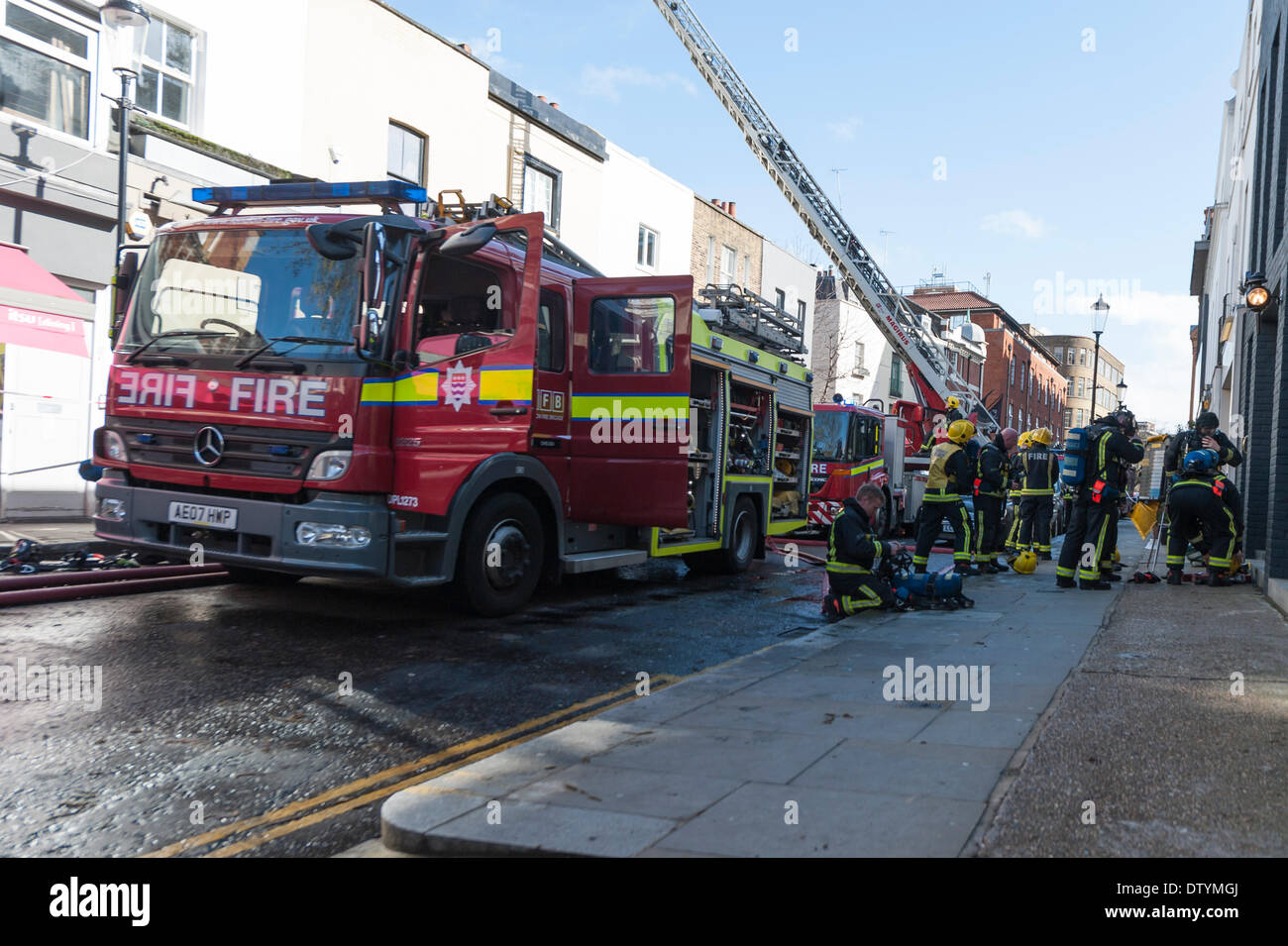 Un incendio scoppiato oggi a Daphne's ristorante italiano nel cuore di Chelsea, a Londra. Nessun rapporto di pregiudizio sono stati segnalati in uno di South Kensington è più antica e più popolare eatery delle destinazioni situate al Draycott Avenue. Credito: Lee Thomas/Alamy Live News Foto Stock