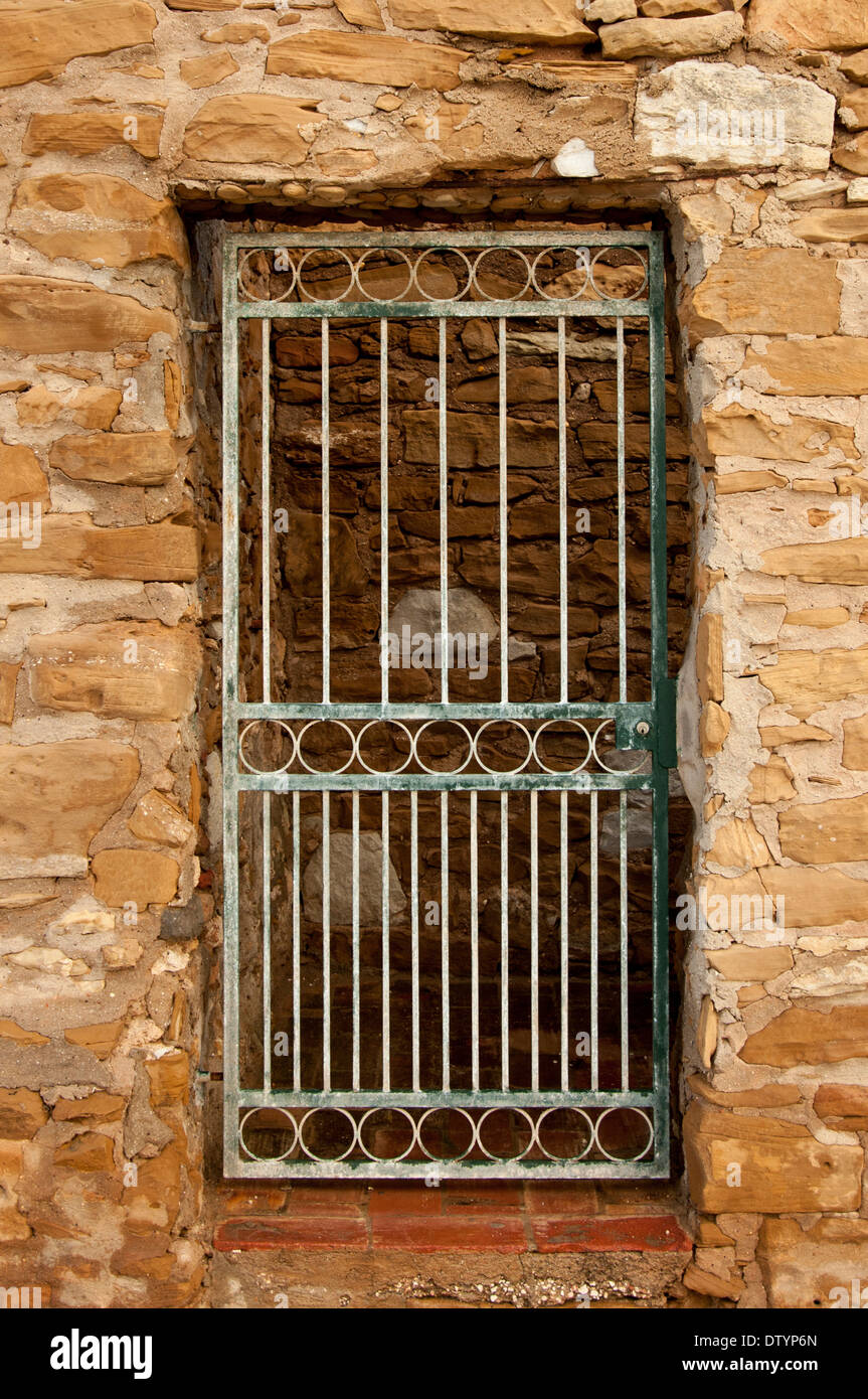 Ferro battuto set di gate in un antico muro di pietra, Portogallo Foto Stock