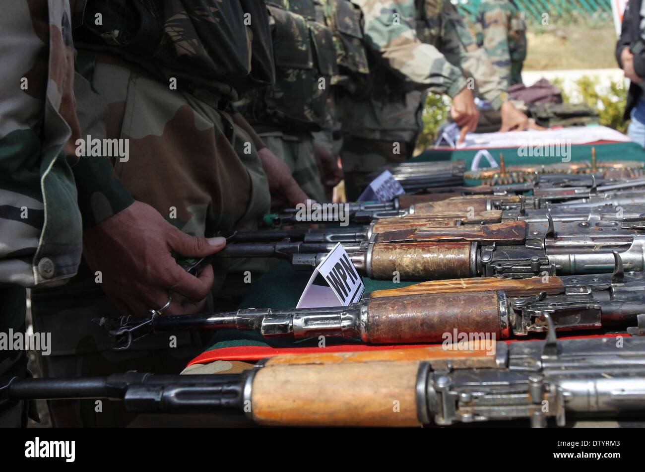 Kashmir indiano-Kashmir controllata. 25 feb 2014. Esercito indiano visualizzare le armi trovate dopo un gunbattle a Dardpura-Lolab vicino a linea di comando (LOC) di frontiera nel distretto di Kupwara, circa 125 km a nord-ovest di Srinagar city, la capitale estiva di Indiano-Kashmir controllata, Feb 25, 2014. Almeno sette militanti sono stati uccisi Lunedi in un feroce gunbattle con esercito indiano in indiano-Kashmir controllata, hanno detto i funzionari. © Javed Dar/Xinhua/Alamy Live News Foto Stock