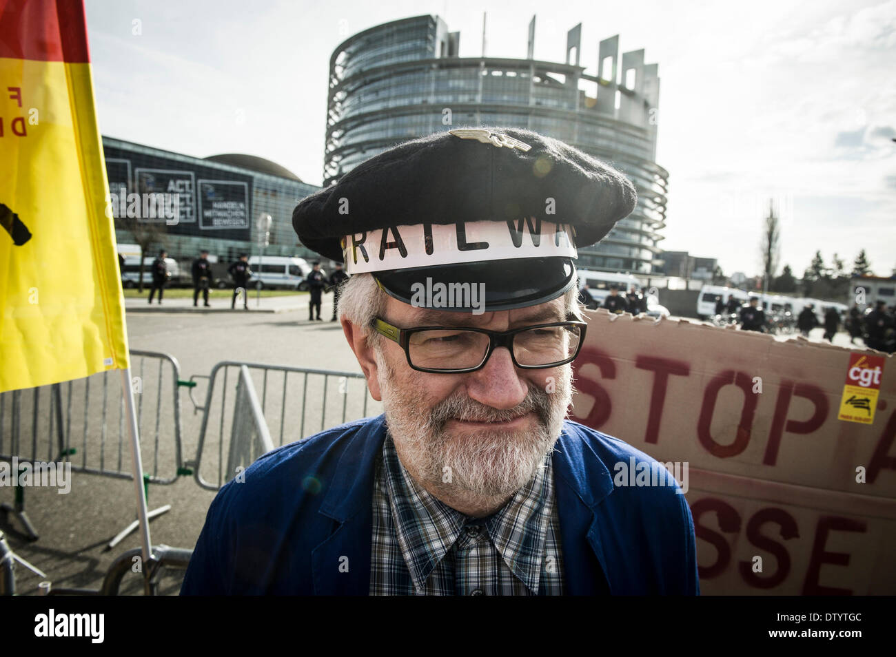 Strasburgo, Francia. 25 feb 2014. I deputati europei di raccordi railworkers dimostrare contro il previsto pacchetto ferroviario dell'Unione europea di fronte al Parlamento europeo a Strasburgo, in Francia il 25.02.2014 Il piano UE prevede una separazione della rete ferroviaria e delle operazioni ferroviarie. Credito: Wiktor Dabkowski/ZUMAPRESS.com/Alamy Live News Foto Stock