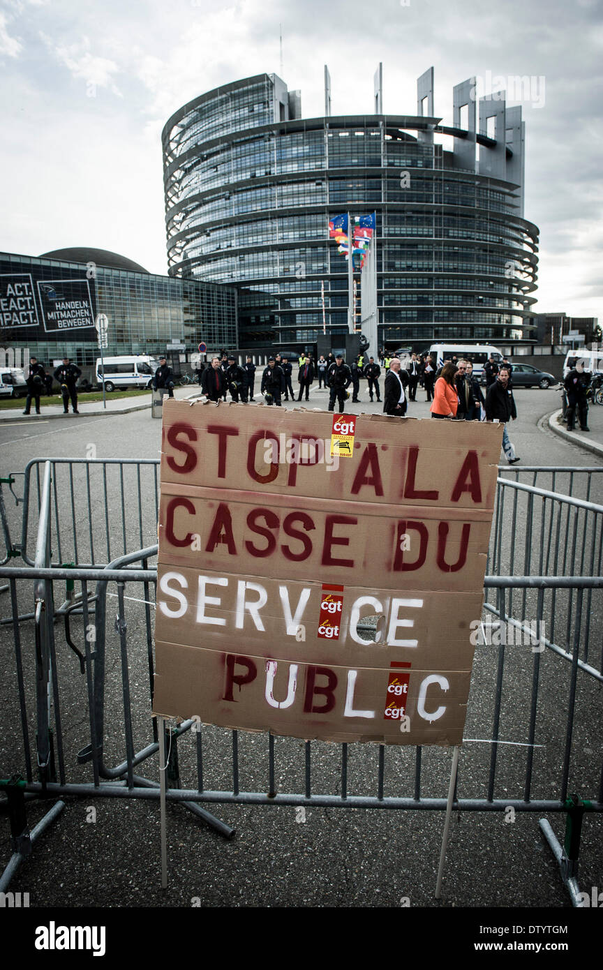 Strasburgo, Francia. 25 feb 2014. I deputati europei di raccordi railworkers dimostrare contro il previsto pacchetto ferroviario dell'Unione europea di fronte al Parlamento europeo a Strasburgo, in Francia il 25.02.2014 Il piano UE prevede una separazione della rete ferroviaria e delle operazioni ferroviarie. Credito: Wiktor Dabkowski/ZUMAPRESS.com/Alamy Live News Foto Stock
