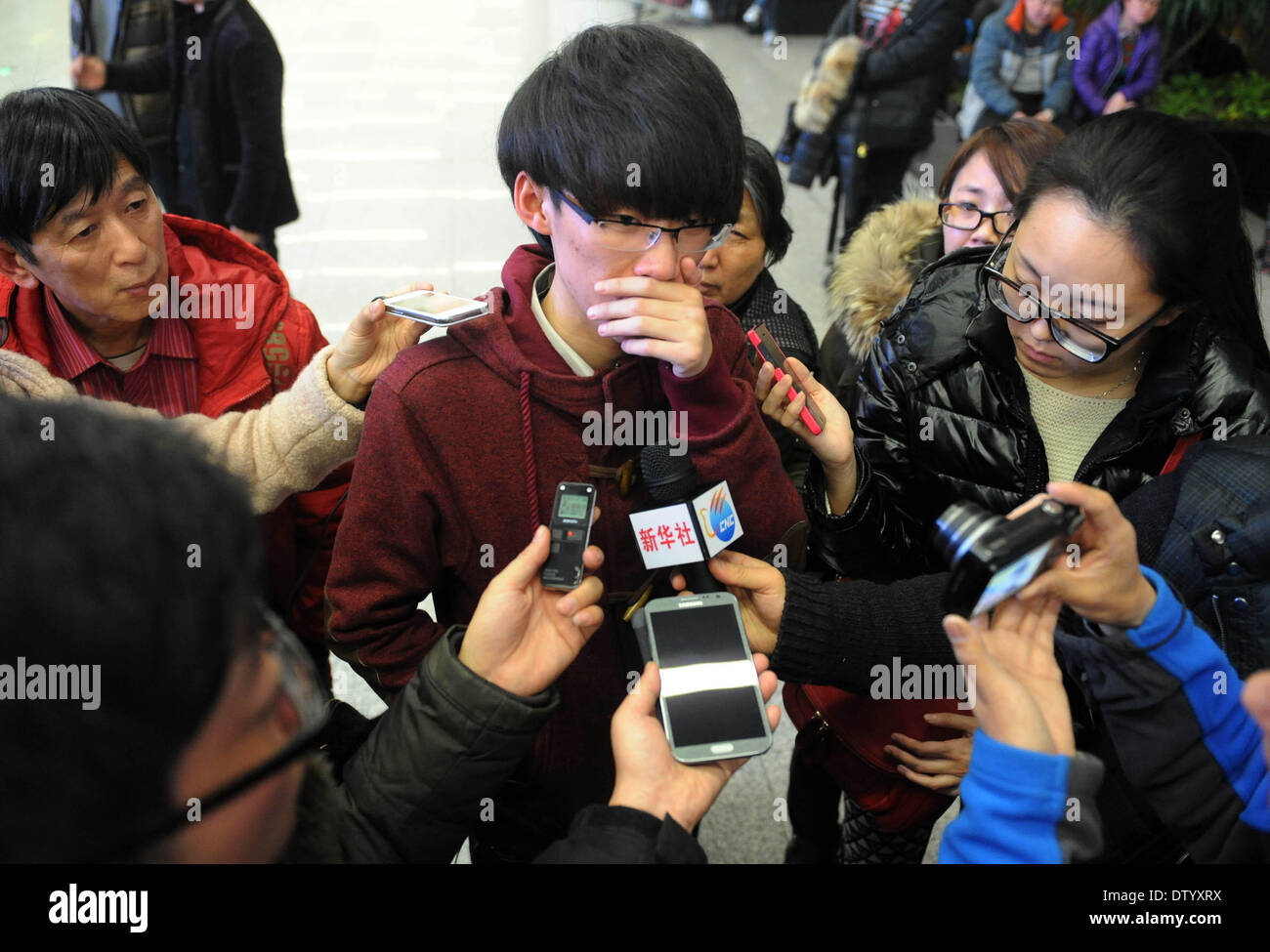 (140225) -- SHENYANG, Feb 25, 2014 (Xinhua) -- un passeggero racconta la storia dell'incidente a Shenyang Taoxian Aeroporto Internazionale di Shenyang City, la capitale del nord-est della Cina di Provincia di Liaoning, Feb 25, 2014. Un volo vincolato per Shenyang City del nord-est della Cina di Provincia di Liaoning ha effettuato un atterraggio riuscito dopo un guasto dello strumento è costretto a ritardare la discesa. Volo BK2870, azionato da Okay Airways Company Ltd con sede a Pechino, sbarcati con successo a Shenyang Taoxian Aeroporto Internazionale a 8:24 p.m., più di due ore e mezzo più tardi del tempo programmato, un portavoce w Foto Stock