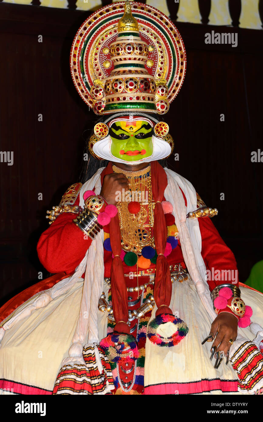 Interamente realizzato e costume Kathakali dancer durante una performance, Kochi, Kerala, nel sud dell'India, India Foto Stock