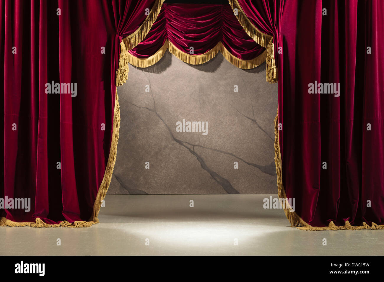Rosso festosa tenda in velluto con treccia in oro Foto Stock