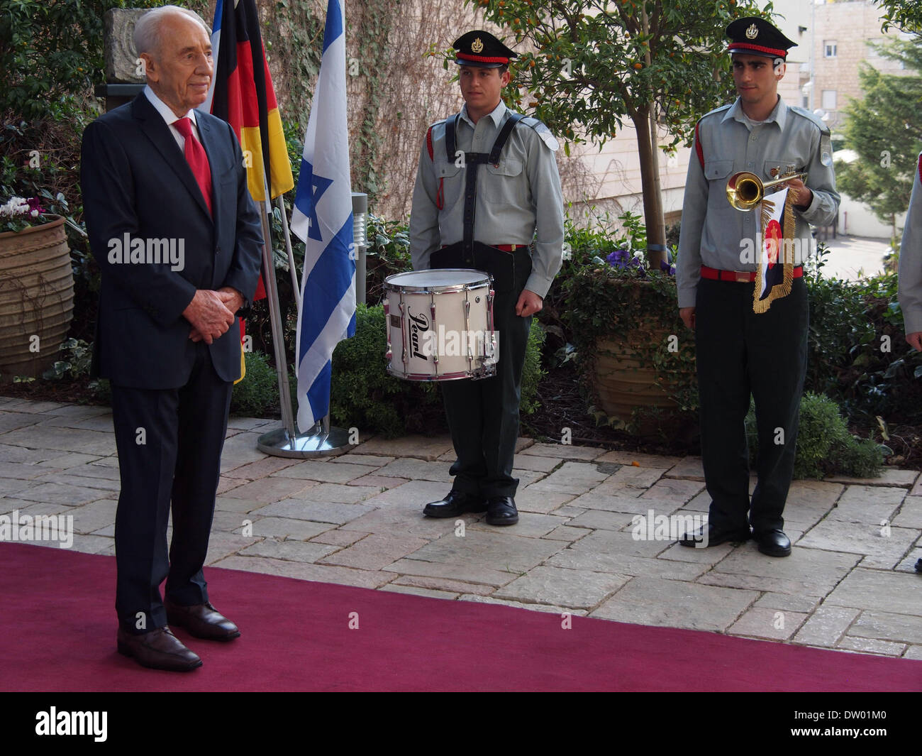 Gerusalemme, Israele. Il 25 febbraio 2014. Il presidente israeliano Shimon Peres attende l'arrivo del cancelliere tedesco Merkel alla residenza del Presidente. Peres aggiudicato la Merkel israeliano medaglia presidenziale della distinzione per unici ed eccezionali contributi per 'Tikkun Olam', migliorare il mondo. Credito: Nir Alon/Alamy Live News Foto Stock