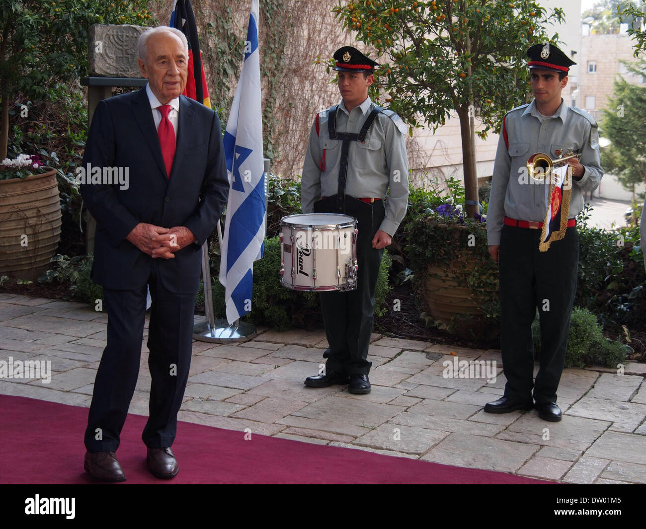 Gerusalemme, Israele. Il 25 febbraio 2014. Il presidente israeliano Shimon Peres attende l'arrivo del cancelliere tedesco Merkel alla residenza del Presidente. Peres aggiudicato la Merkel israeliano medaglia presidenziale della distinzione per unici ed eccezionali contributi per 'Tikkun Olam', migliorare il mondo. Credito: Nir Alon/Alamy Live News Foto Stock