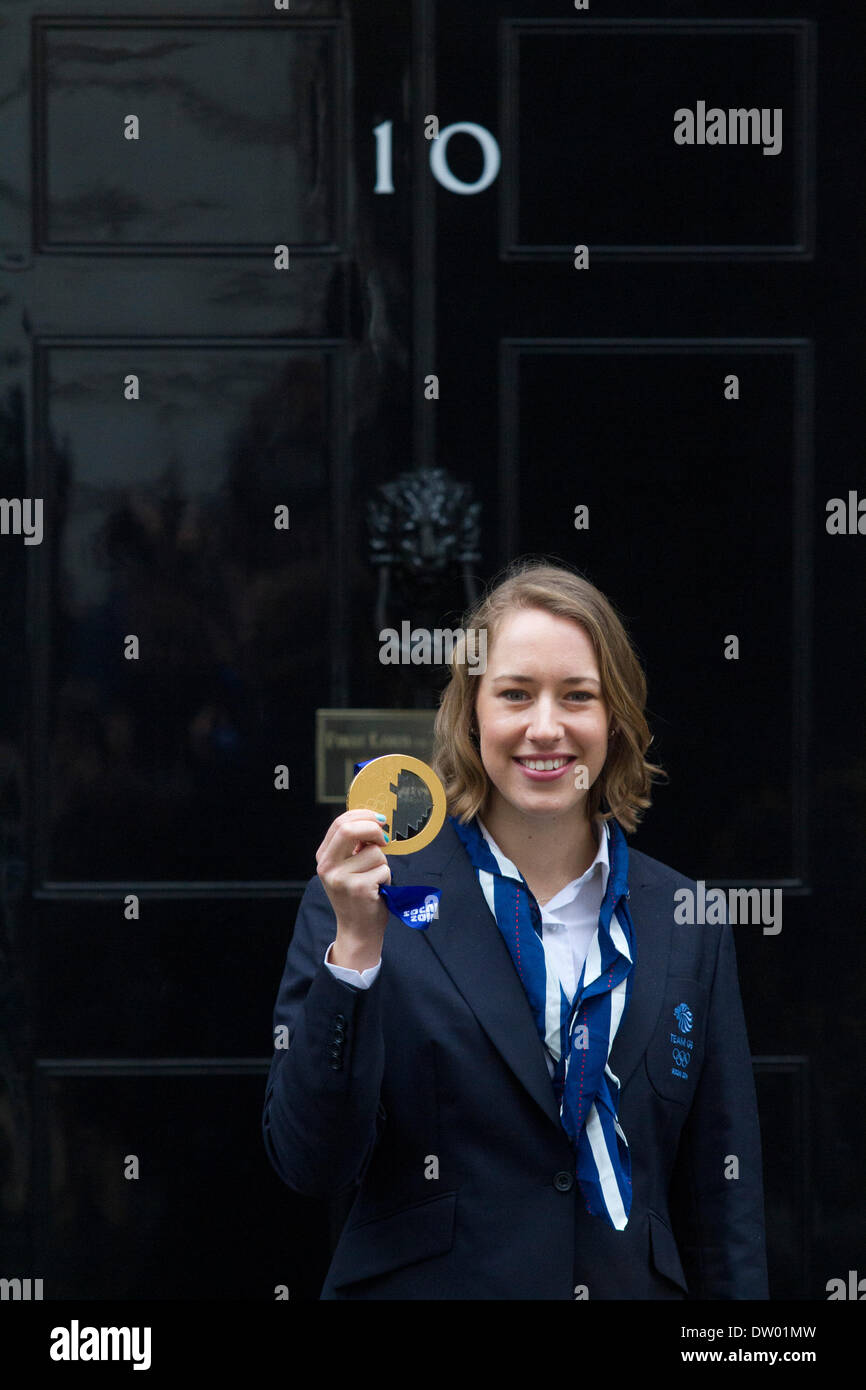 Westminster London, Regno Unito. Il 25 febbraio 2014. oro medaglia liz yarnold pone con la sua medaglia come british atleti olimpici e medalists dal 2014 giochi olimpici invernali a sochi sono onorati in un ricevimento offerto dal Primo Ministro David Cameron a 10 Downing street credit: amer ghazzal/alamy live news Foto Stock