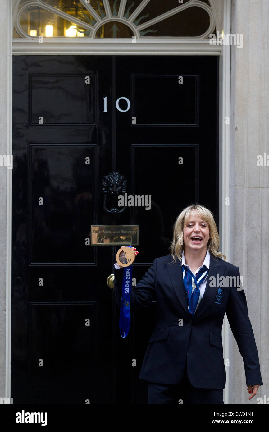 Westminster London, Regno Unito. Il 25 febbraio 2014. Medaglia di bronzo nel femminile slopestyle snowboard Jenny Jones pone con la sua medaglia come British atleti olimpici e medalists dal 2014 Giochi Olimpici Invernali a Sochi sono onorati in un ricevimento offerto dal Primo Ministro David Cameron a 10 Downing Street Credit: amer ghazzal/Alamy Live News Foto Stock