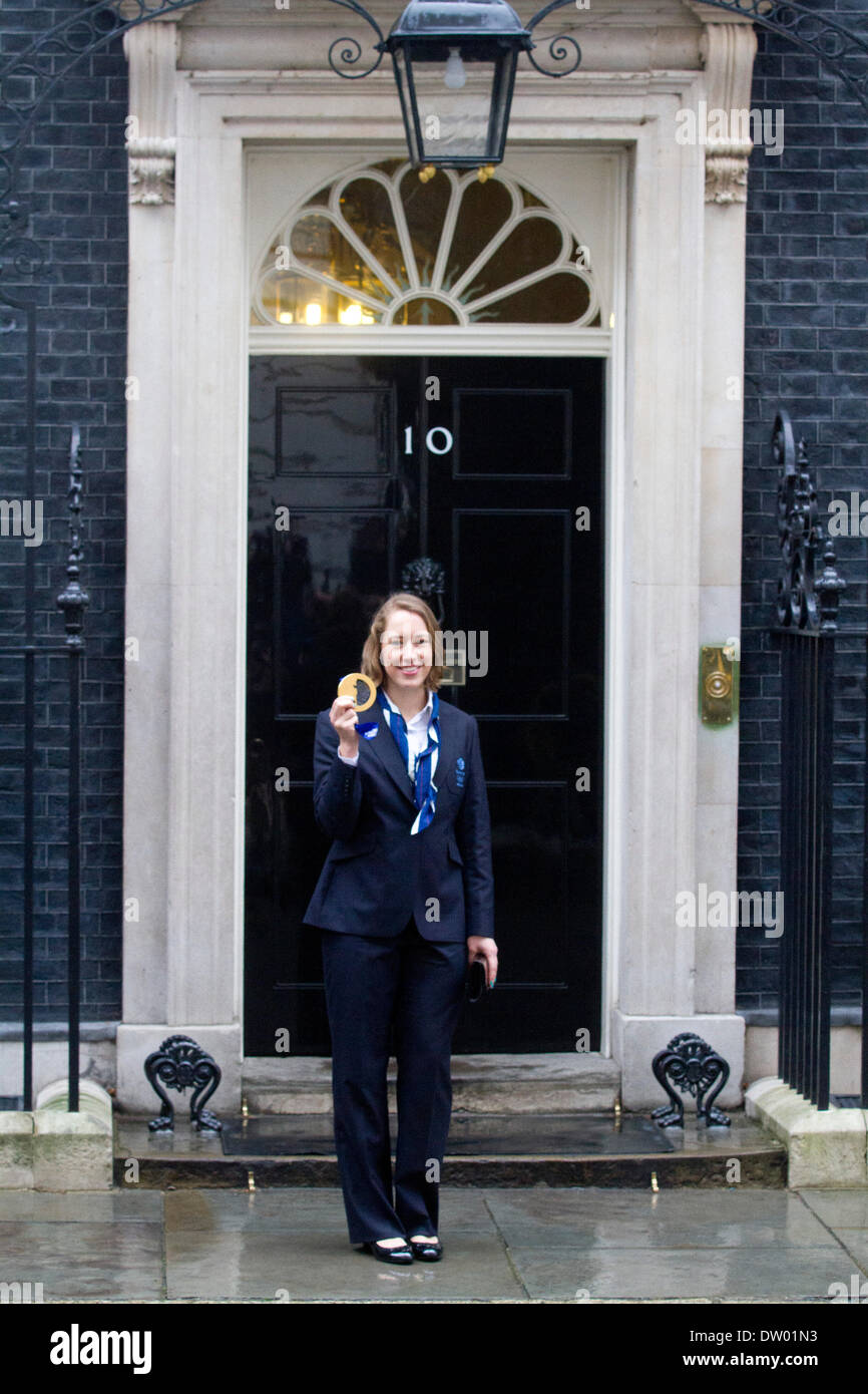 Westminster London, Regno Unito. Il 25 febbraio 2014. Medaglia d'oro Liz Yarnold pone con la sua medaglia come British atleti olimpici e medalists dal 2014 Giochi Olimpici Invernali a Sochi sono onorati in un ricevimento offerto dal Primo Ministro David Cameron a 10 Downing Street Credit: amer ghazzal/Alamy Live News Foto Stock