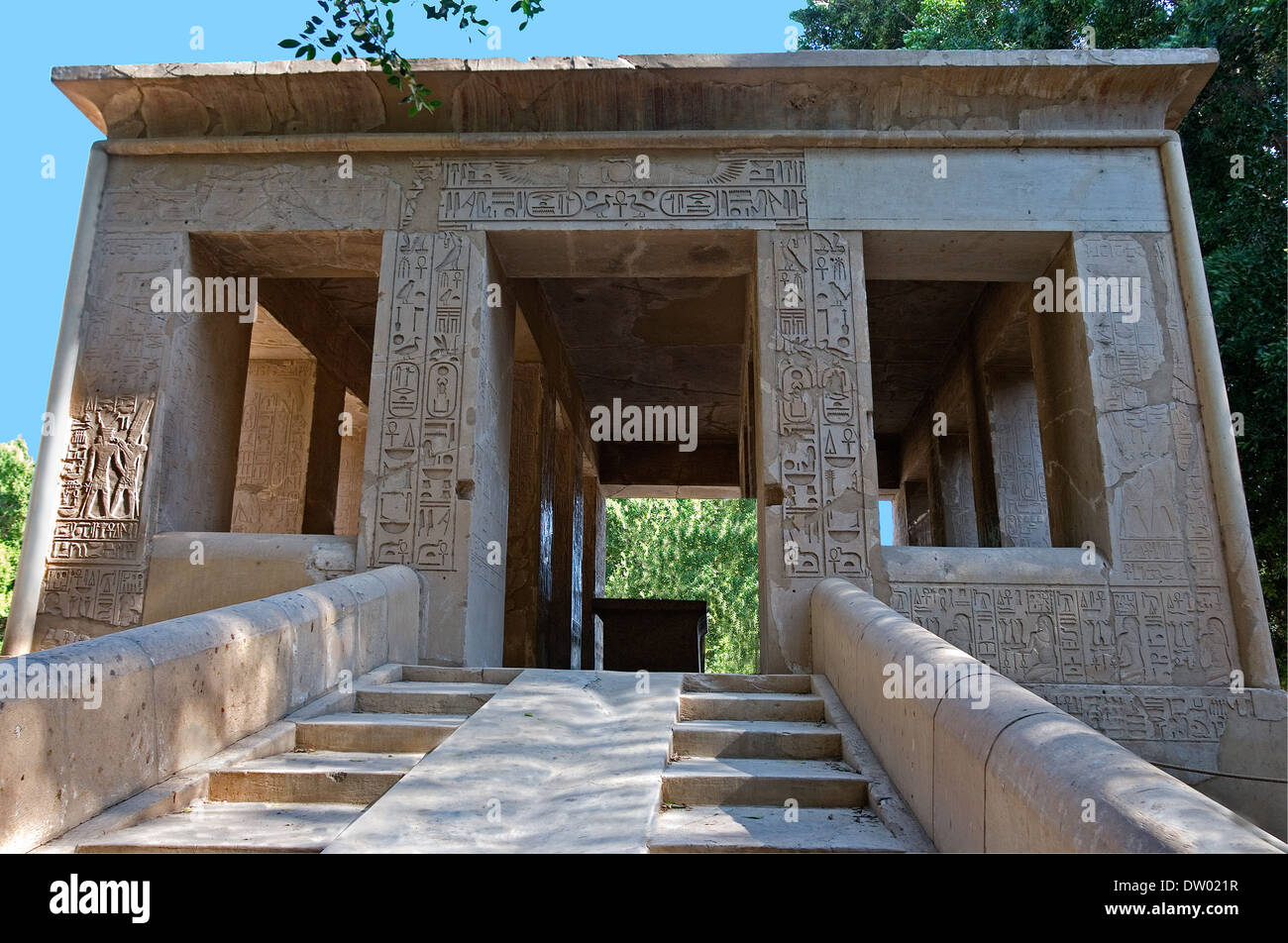 Vista anteriore della cappella Bianca Sesostris I (Senousert o Senousret I) (1971-1926 a.C.) Open Air Museum Tempio di Karnak Foto Stock