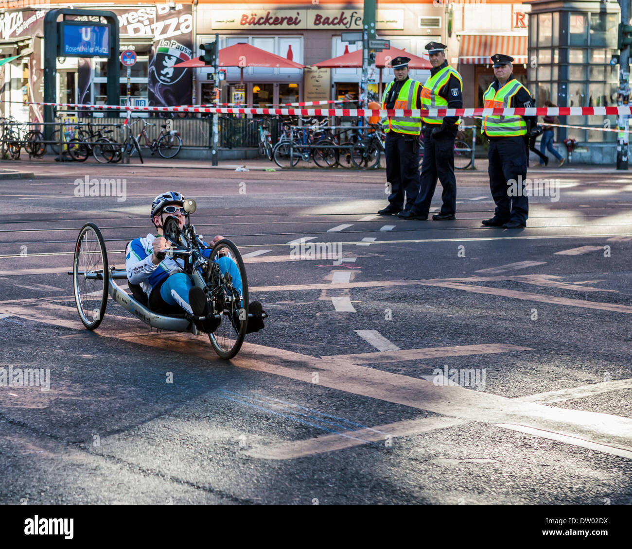 Disabili handbike concorrente nel quarantesimo chilometro 42 maratona di Berlino 2013 - Rosenthalerplatz, Mitte di Berlino Foto Stock