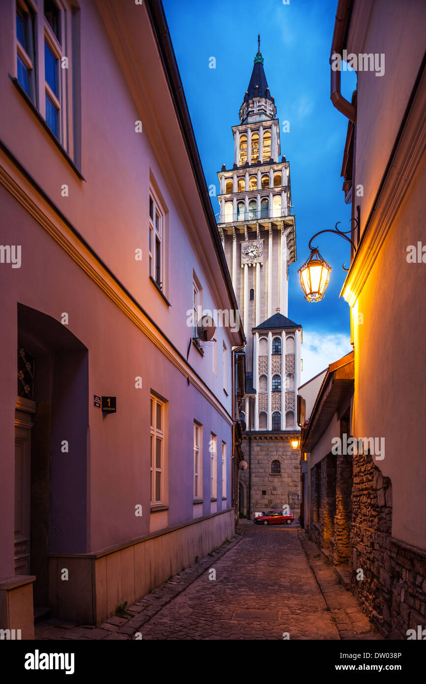 Vista serale sul saint Nikolas cattedra Bielsko-Biala, Polonia Foto Stock