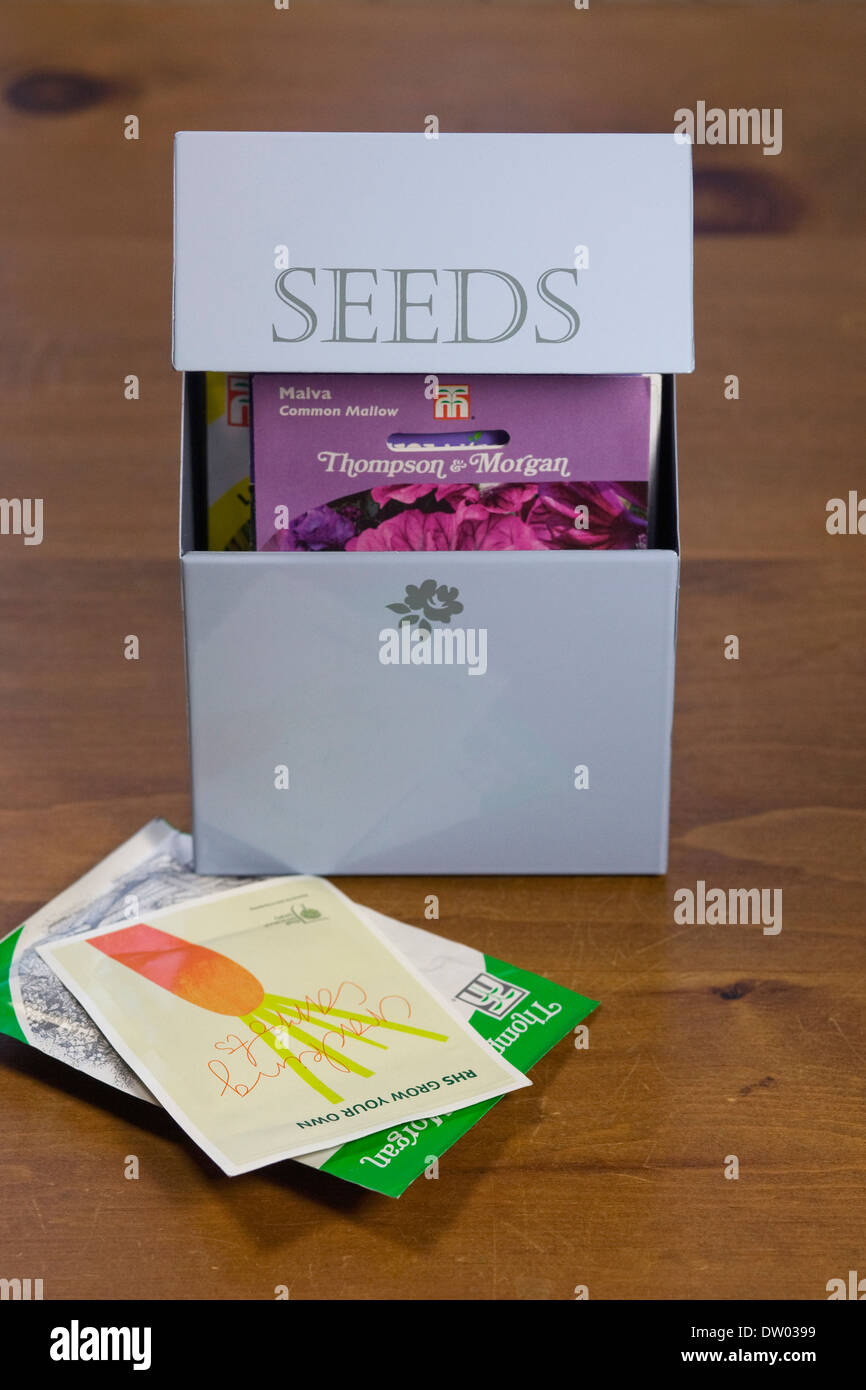 Stagno di sementi con pacchetti di sementi. Foto Stock