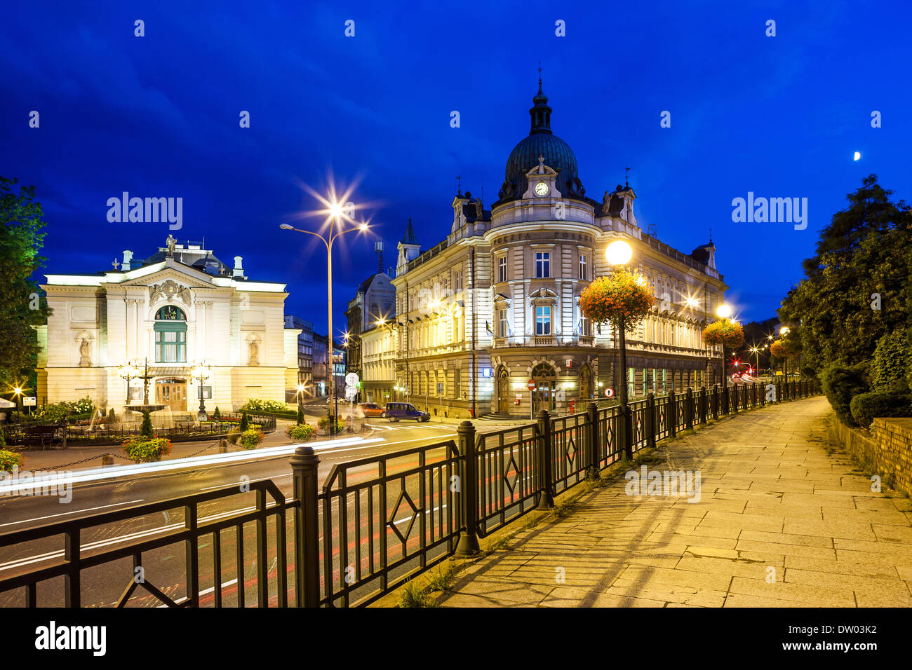 Vista notturna sul teatro e il principale ufficio postale di Bielsko-Biala, Polonia Foto Stock