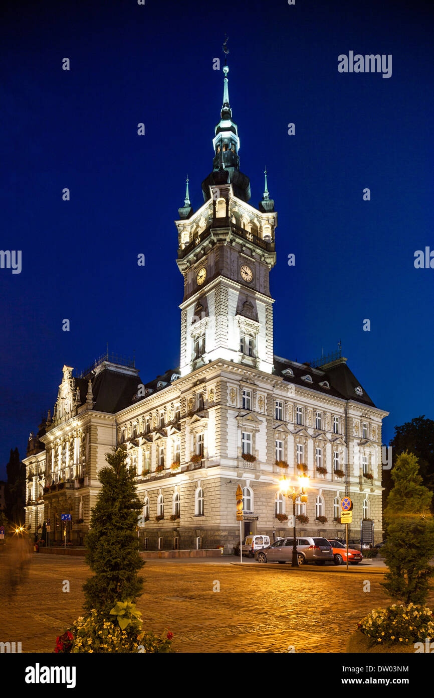 Vista notturna della città rinascimentale hall di Bielsko-Biala, Polonia Foto Stock
