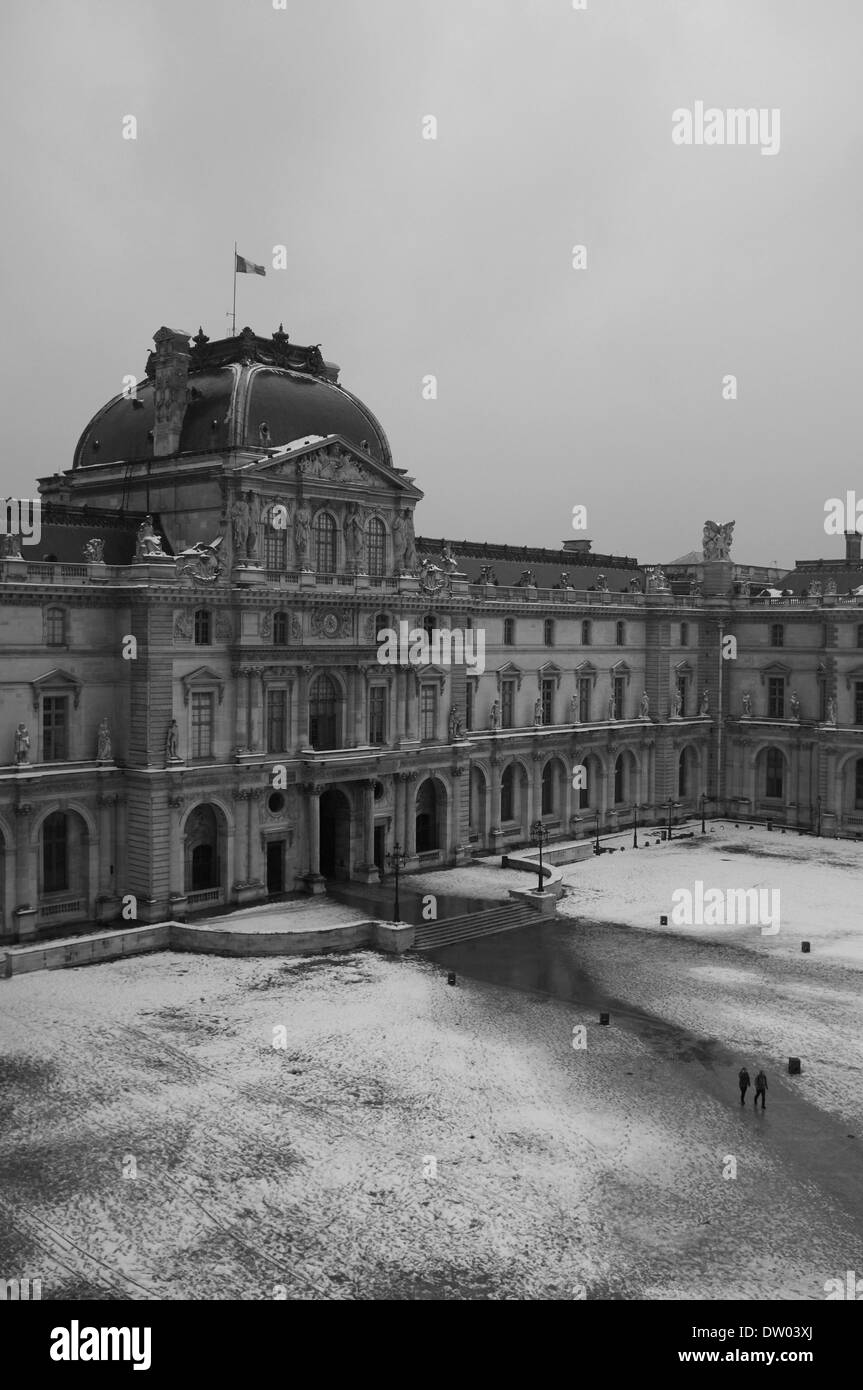 Louvre, Parigi, Francia, neve in bianco e nero Foto Stock