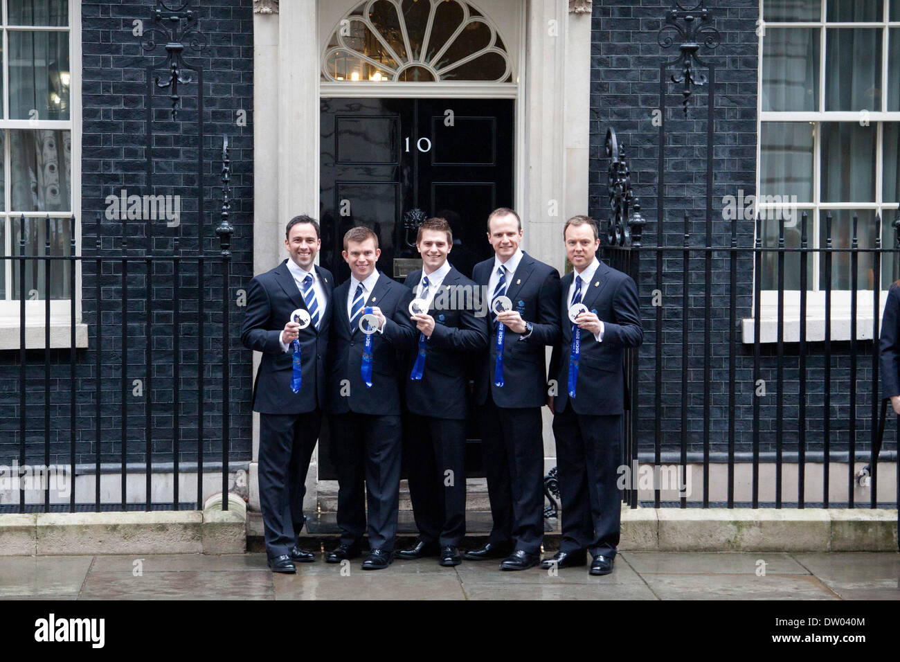 Westminster London, Regno Unito. Il 25 febbraio 2014. British team Curling medalists rappresentano con la loro medaglia d argento come British atleti olimpici e medalists dal 2014 Giochi Olimpici Invernali a Sochi sono onorati in un ricevimento offerto dal Primo Ministro David Cameron a 10 Downing Street Credit: amer ghazzal/Alamy Live News Foto Stock