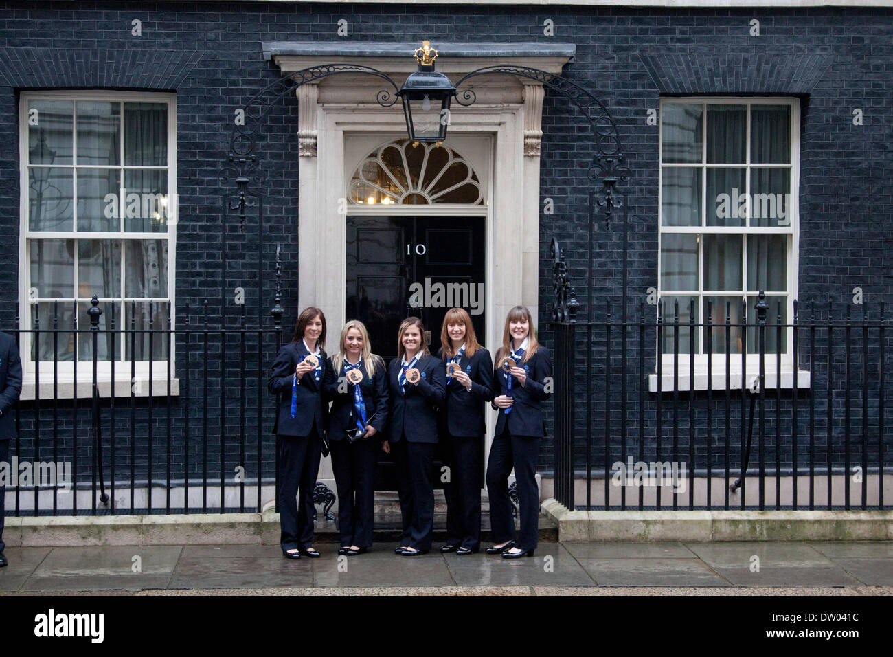 Westminster London, Regno Unito. Il 25 febbraio 2014. Le donne inglesi del team di Curling bronze medalists, Eve Muirhead, Anna Sloan, Vicki Adams, Claire Hamilton e Lauren grigio rappresentano con la loro medaglia di bronzo come British atleti olimpici e medalists dal 2014 Giochi Olimpici Invernali a Sochi sono onorati in un ricevimento offerto dal Primo Ministro David Cameron a 10 Downing Street Credit: amer ghazzal/Alamy Live News Foto Stock