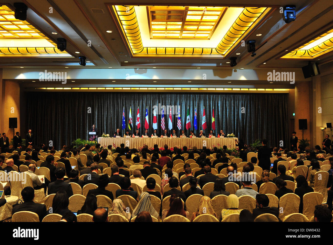 Singapore. 25 feb 2014. I ministri del commercio e rappresentanti partecipano alla conferenza stampa dopo la Partnership Trans-Pacific (TPP) riunione ministeriale di Singapore, Feb 25, 2014. I ministri e i rappresentanti dei 12 paesi partecipanti nell'ambizioso ma controverso partenariato Trans-Pacific Credito: TPP) parla non è riuscito a raggiungere un accordo su Martedì dopo quattro giorni di incontri a Singapore, lasciando accesso al mercato come una delle principali lacune. (Quindi Chih Wey/Xinhua/Alamy Live News Foto Stock